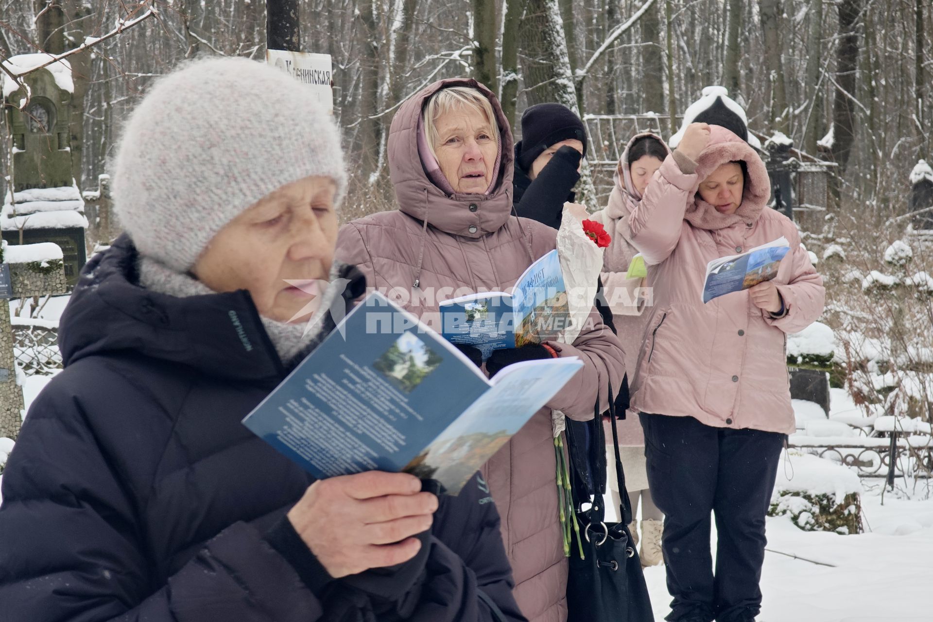 Верующие молятся день памяти Святой Блаженной Ксении Петербургской в Санкт-Петербурге