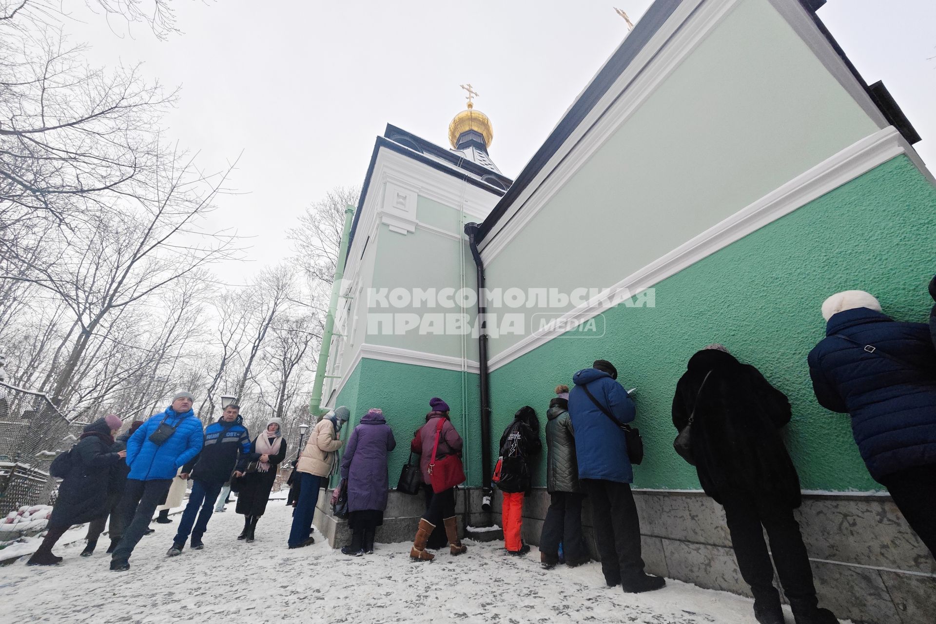 Верующие молятся день памяти Святой Блаженной Ксении Петербургской в Санкт-Петербурге