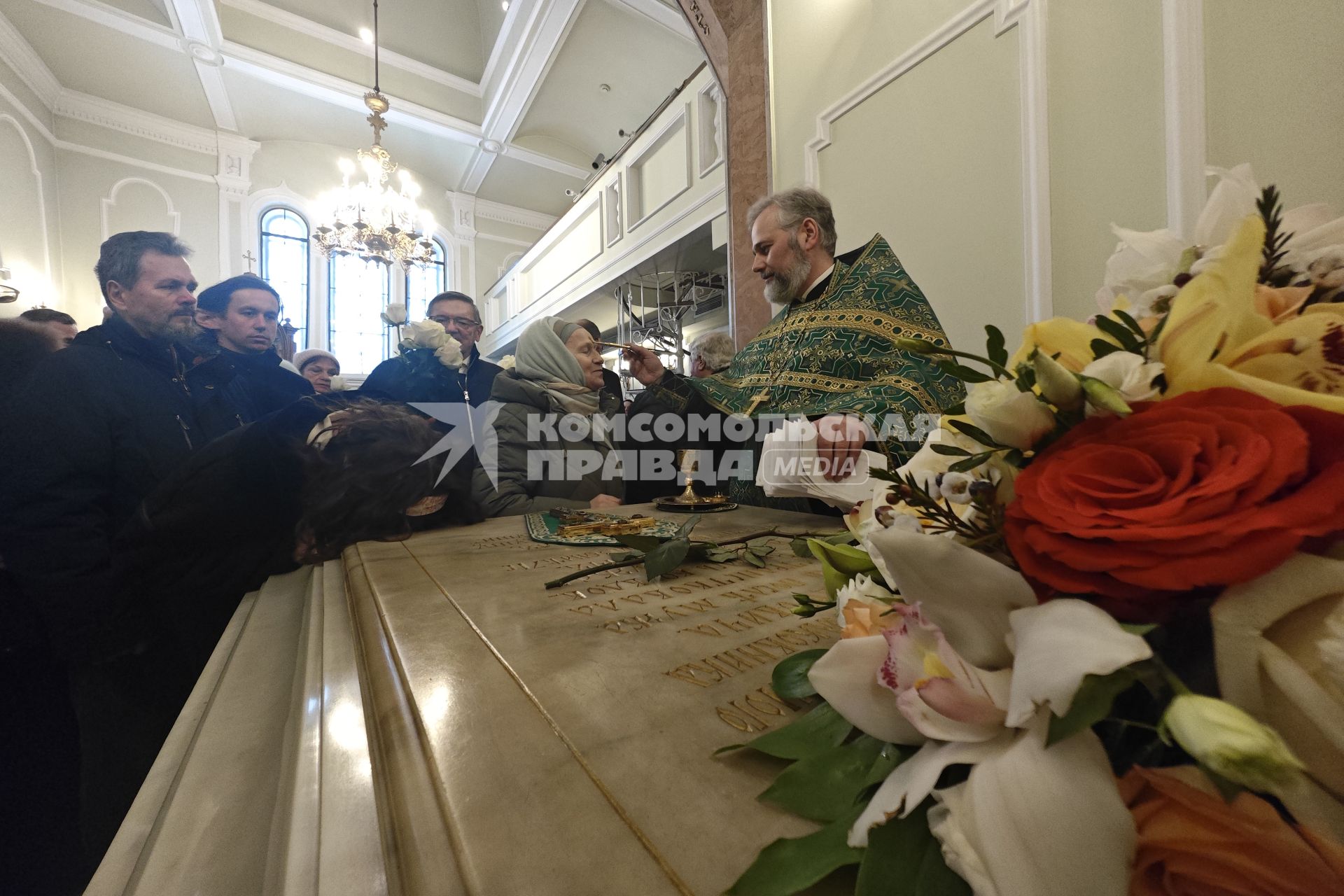 Верующие молятся день памяти Святой Блаженной Ксении Петербургской в Санкт-Петербурге