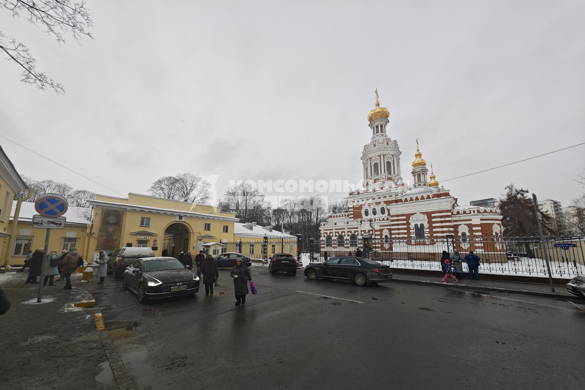 Верующие молятся день памяти Святой Блаженной Ксении Петербургской в Санкт-Петербурге