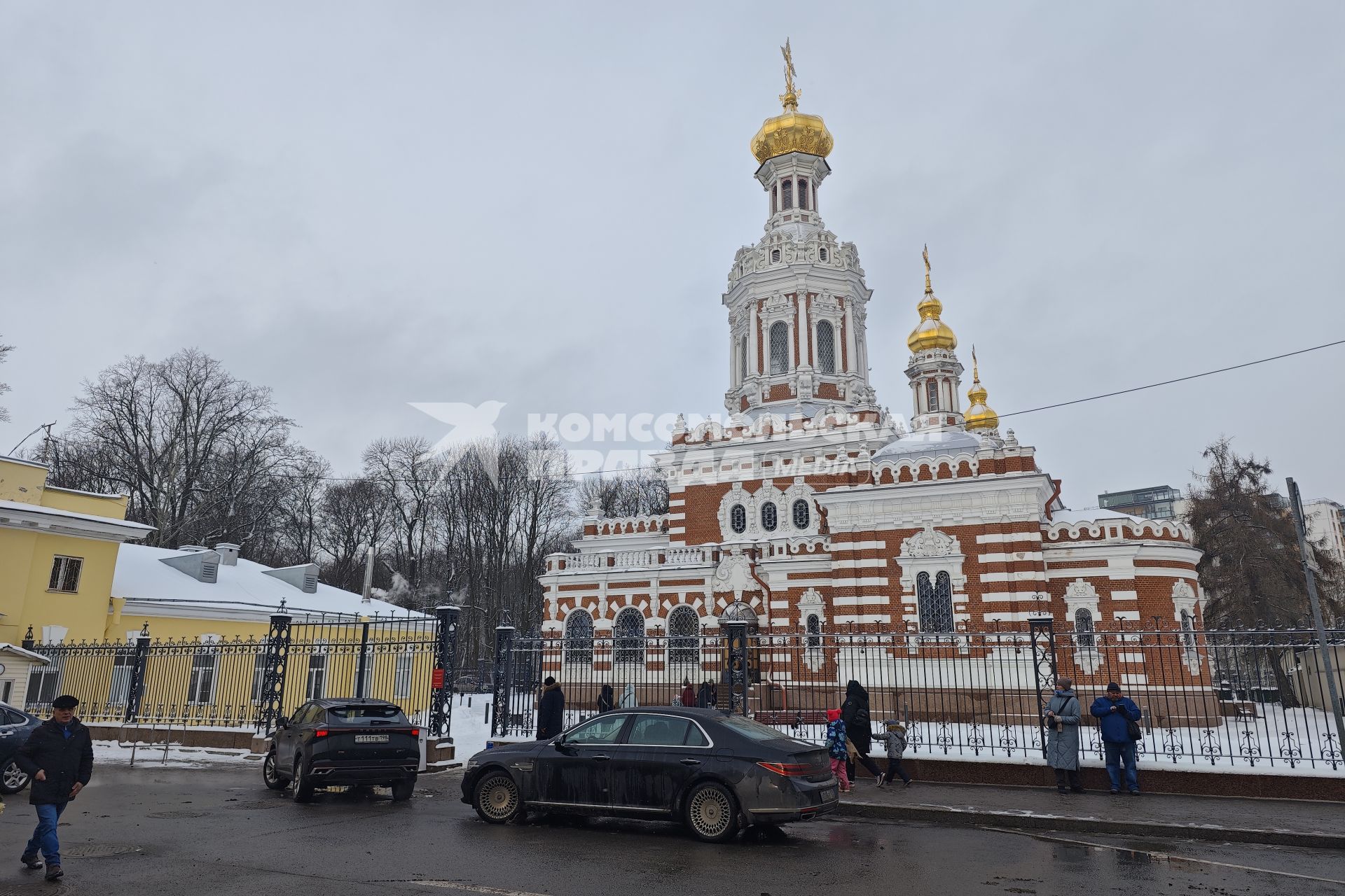 Верующие молятся день памяти Святой Блаженной Ксении Петербургской в Санкт-Петербурге