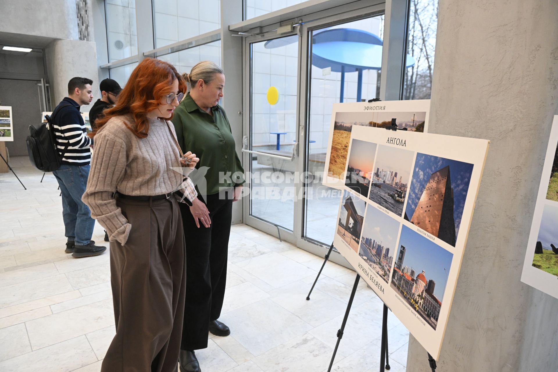 Открытие фотовыставки \"Мир глазами жен российских дипломатов\" в Москве