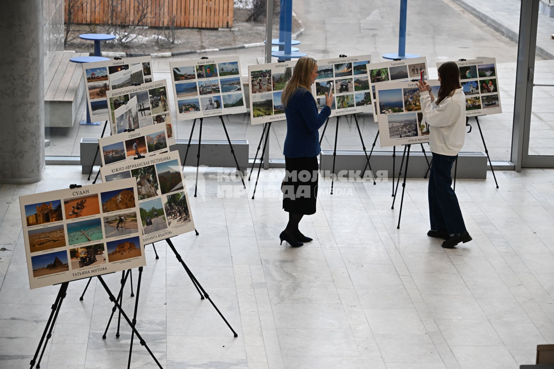 Открытие фотовыставки \"Мир глазами жен российских дипломатов\" в Москве