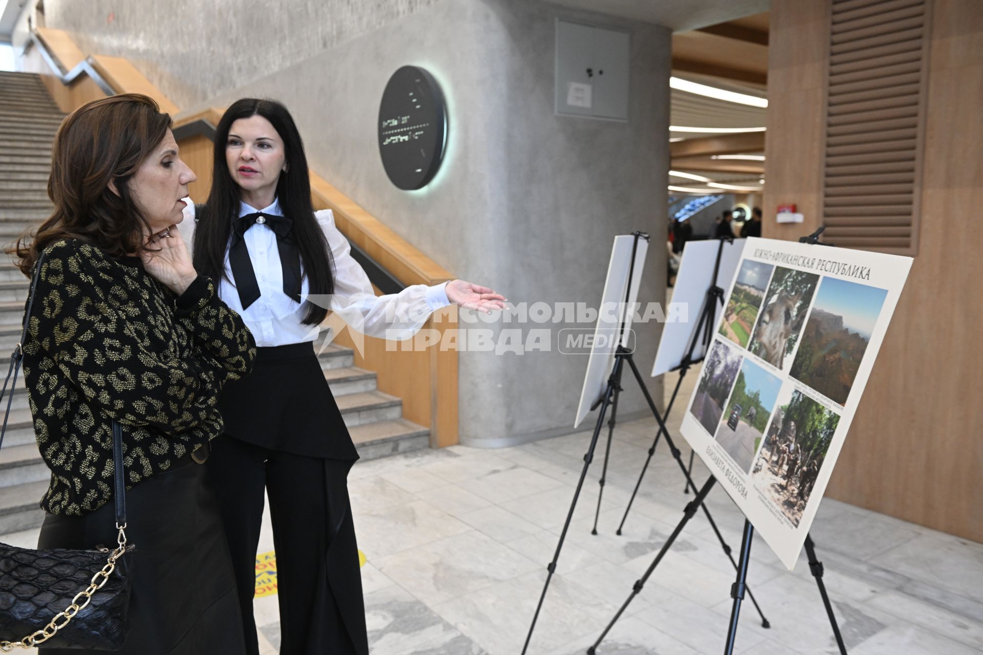 Открытие фотовыставки \"Мир глазами жен российских дипломатов\" в Москве