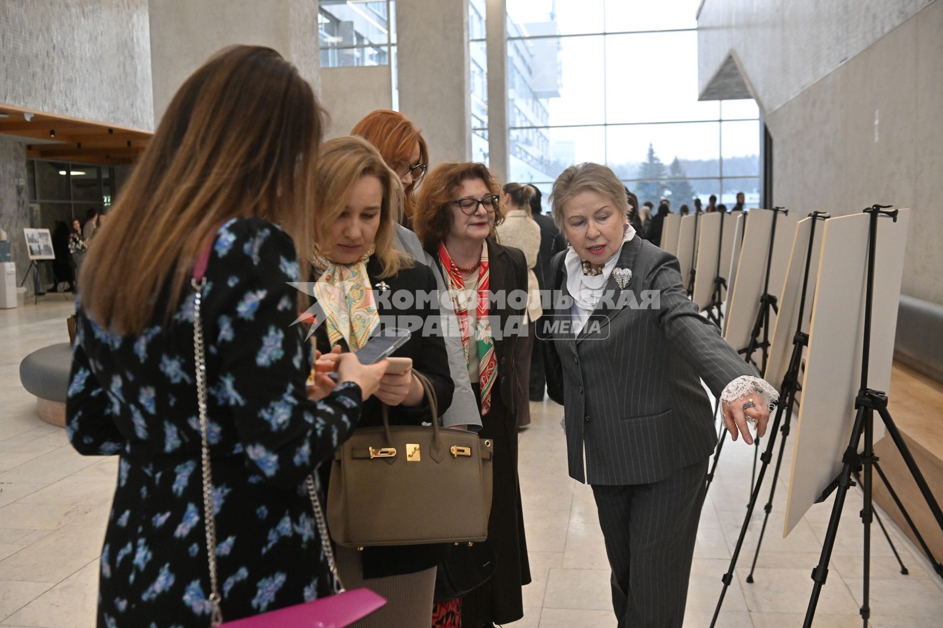 Открытие фотовыставки \"Мир глазами жен российских дипломатов\" в Москве