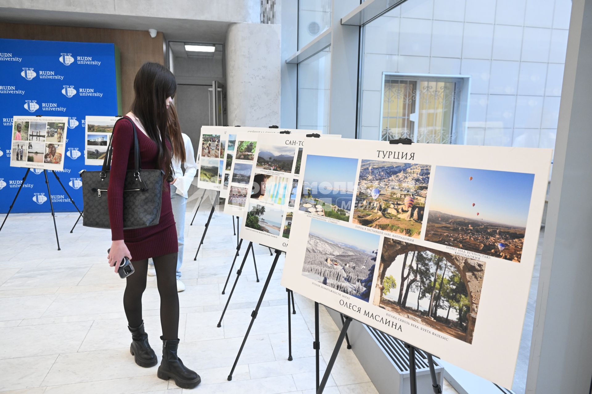 Открытие фотовыставки \"Мир глазами жен российских дипломатов\" в Москве