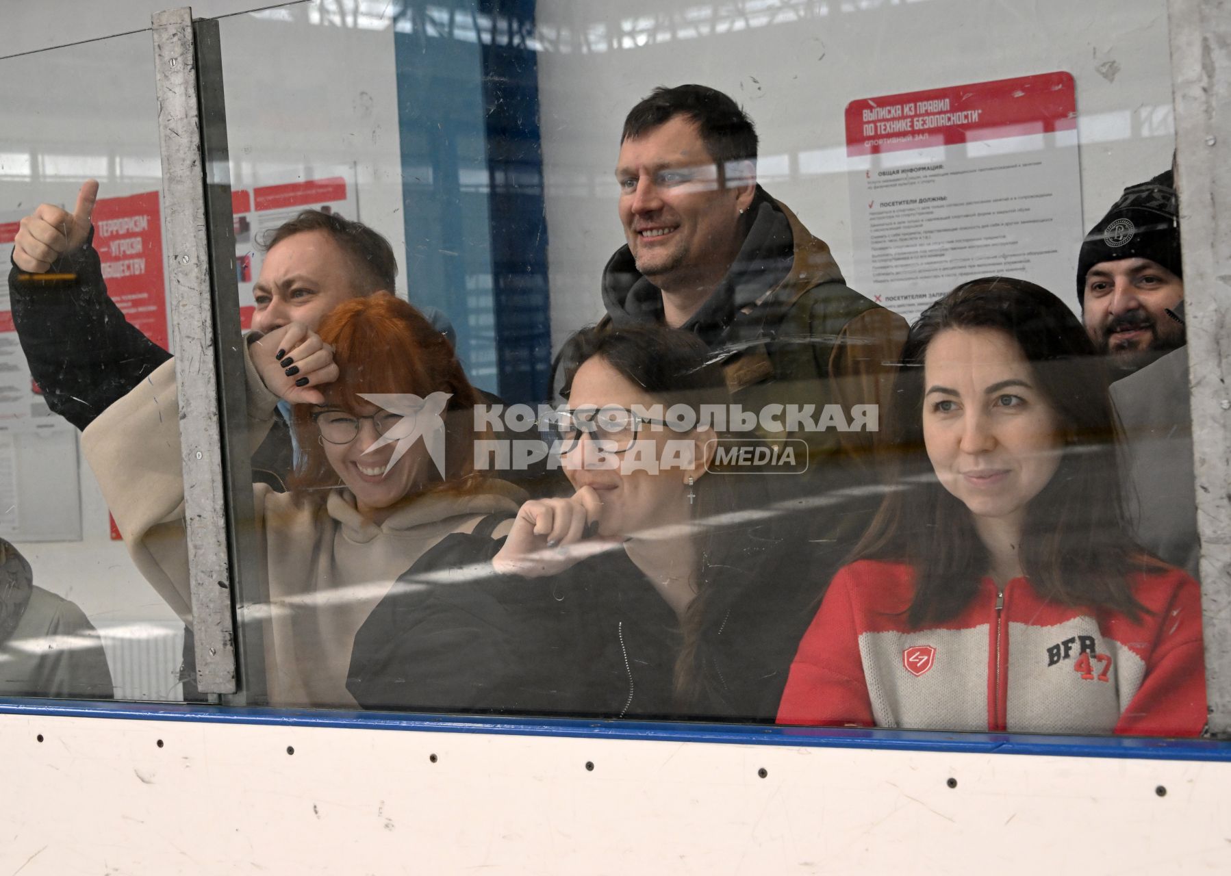 Дети на хоккейной тренировке в СК Вымпел