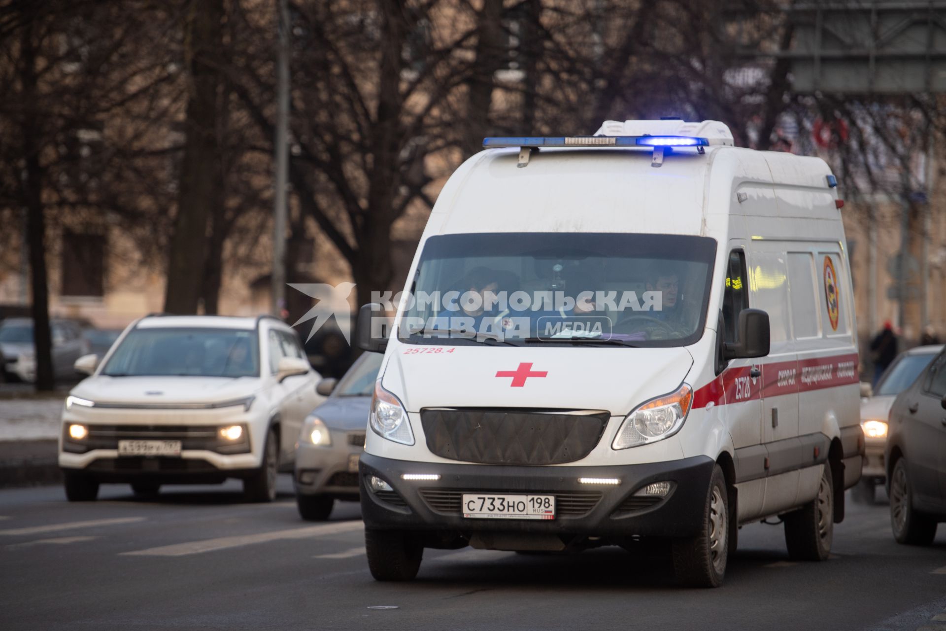 Последствия ДТП, где из-за наезда автобуса на остановку погиб один человек