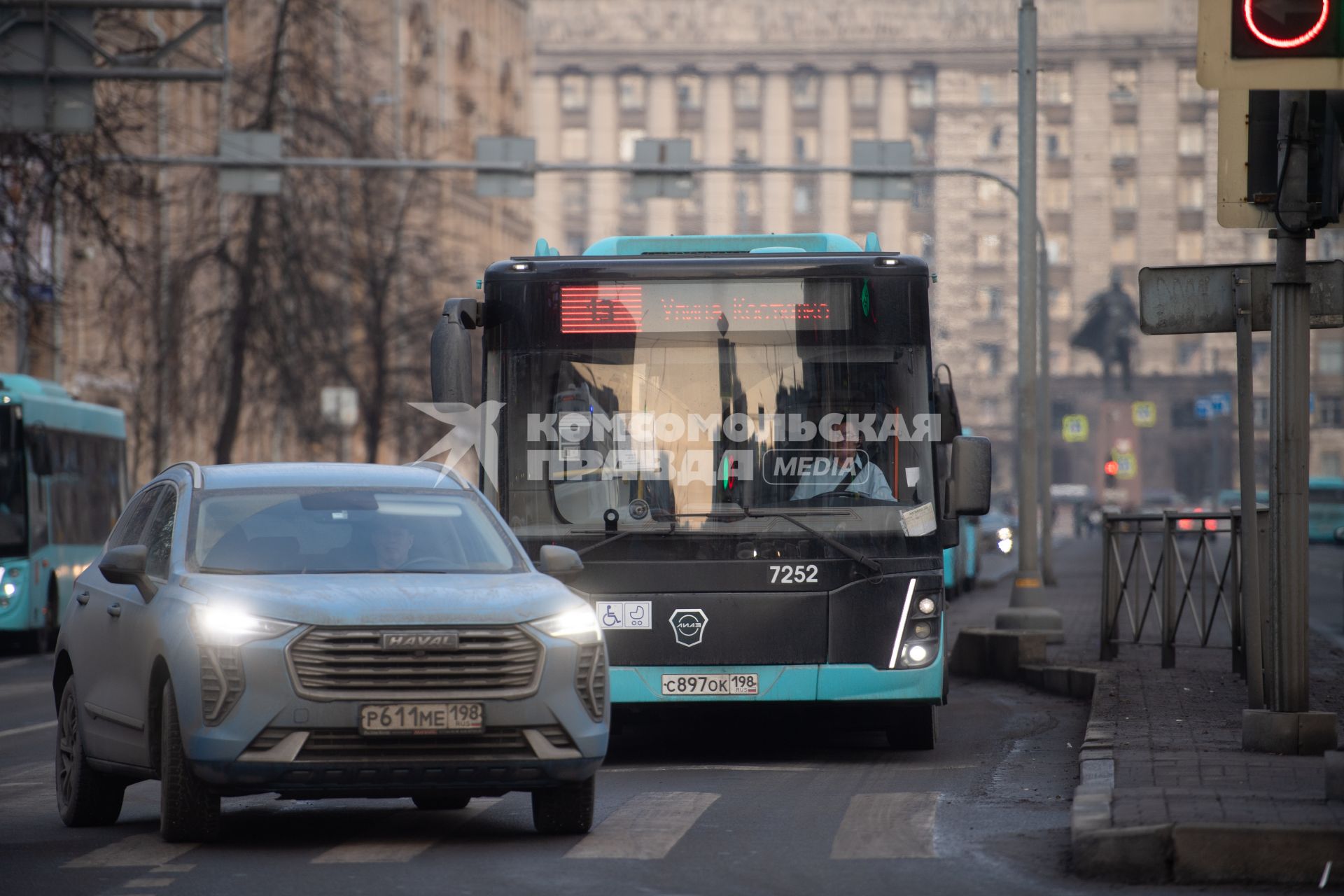 Последствия ДТП, где из-за наезда автобуса на остановку погиб один человек