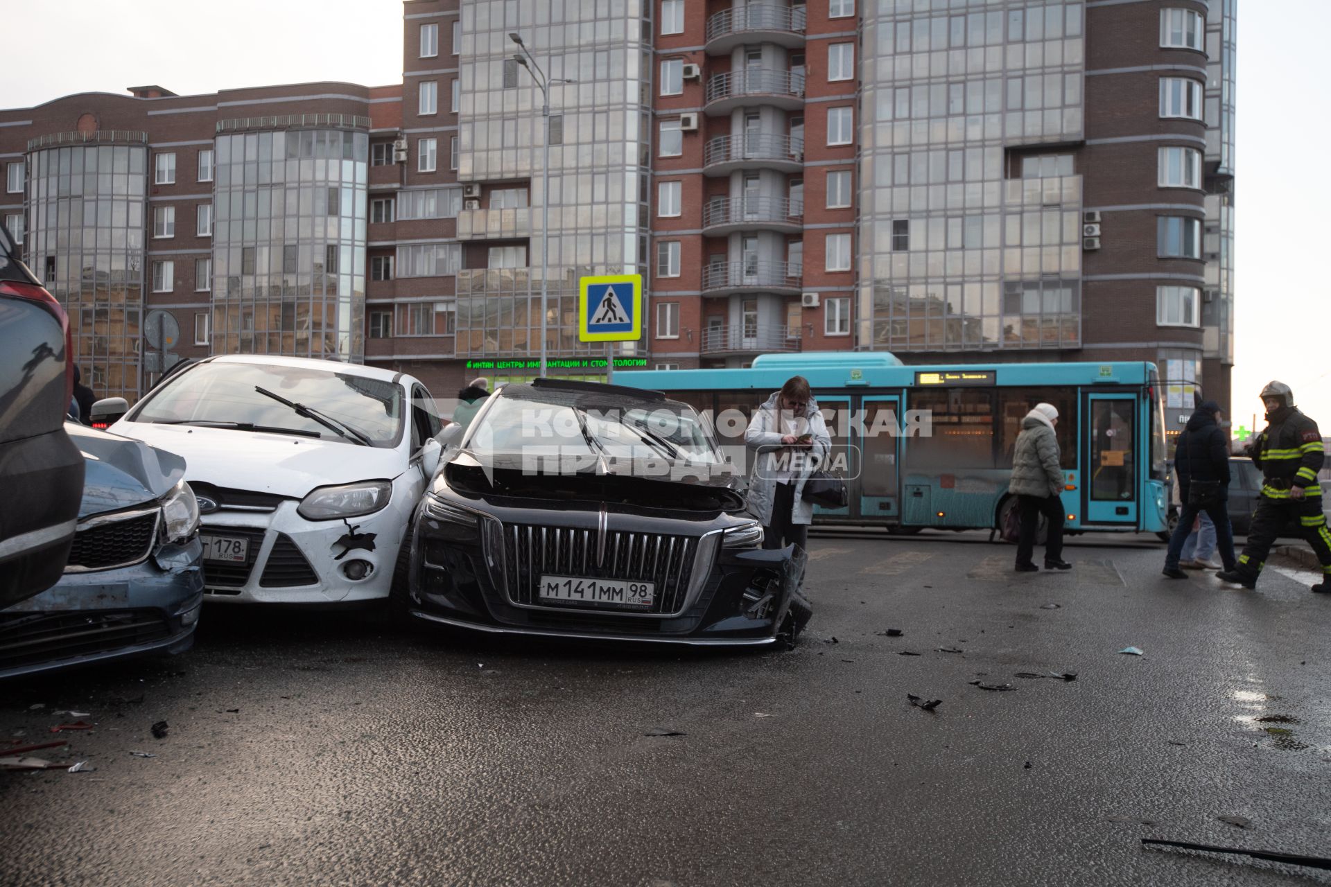 Последствия ДТП, где из-за наезда автобуса на остановку погиб один человек