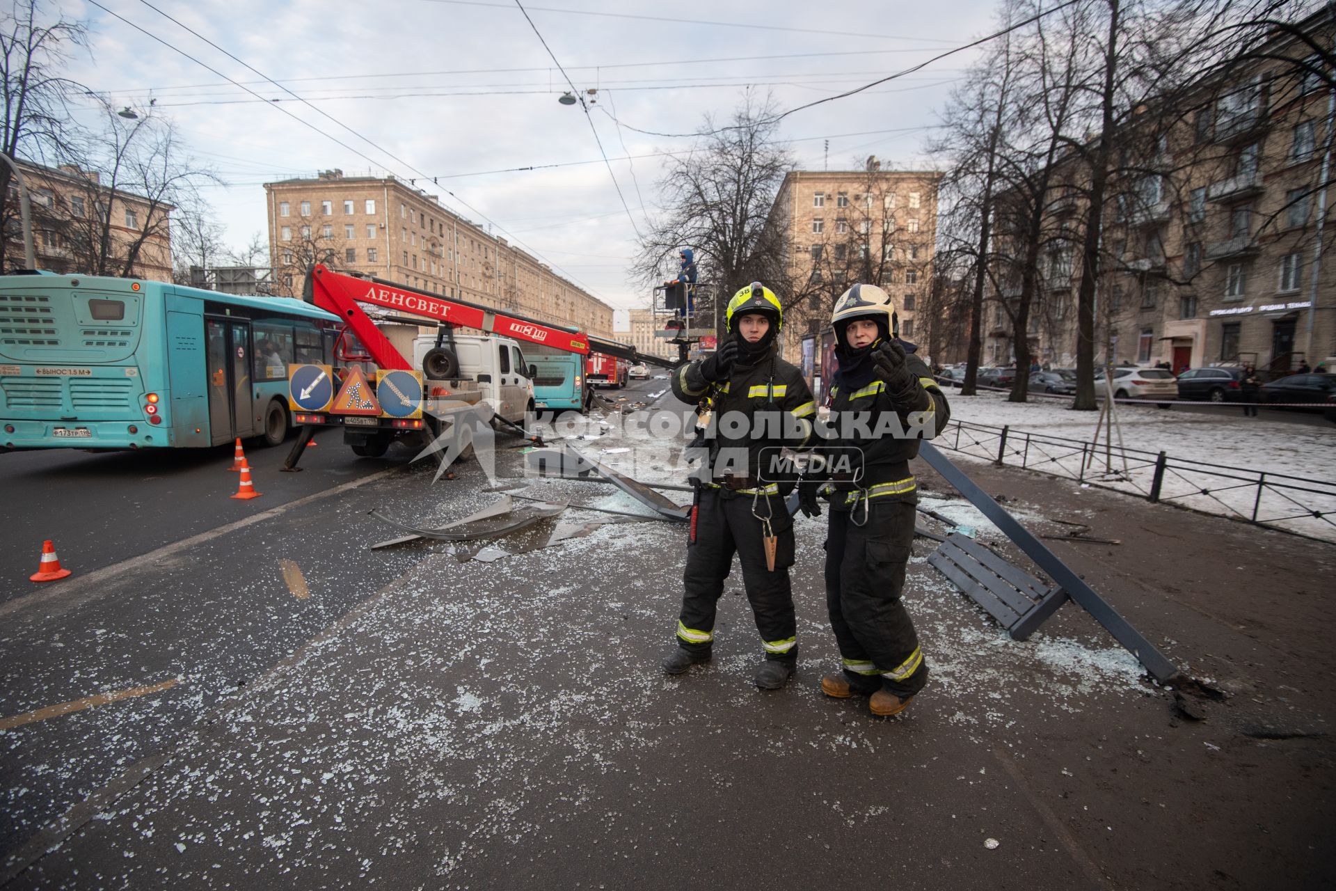 Последствия ДТП, где из-за наезда автобуса на остановку погиб один человек