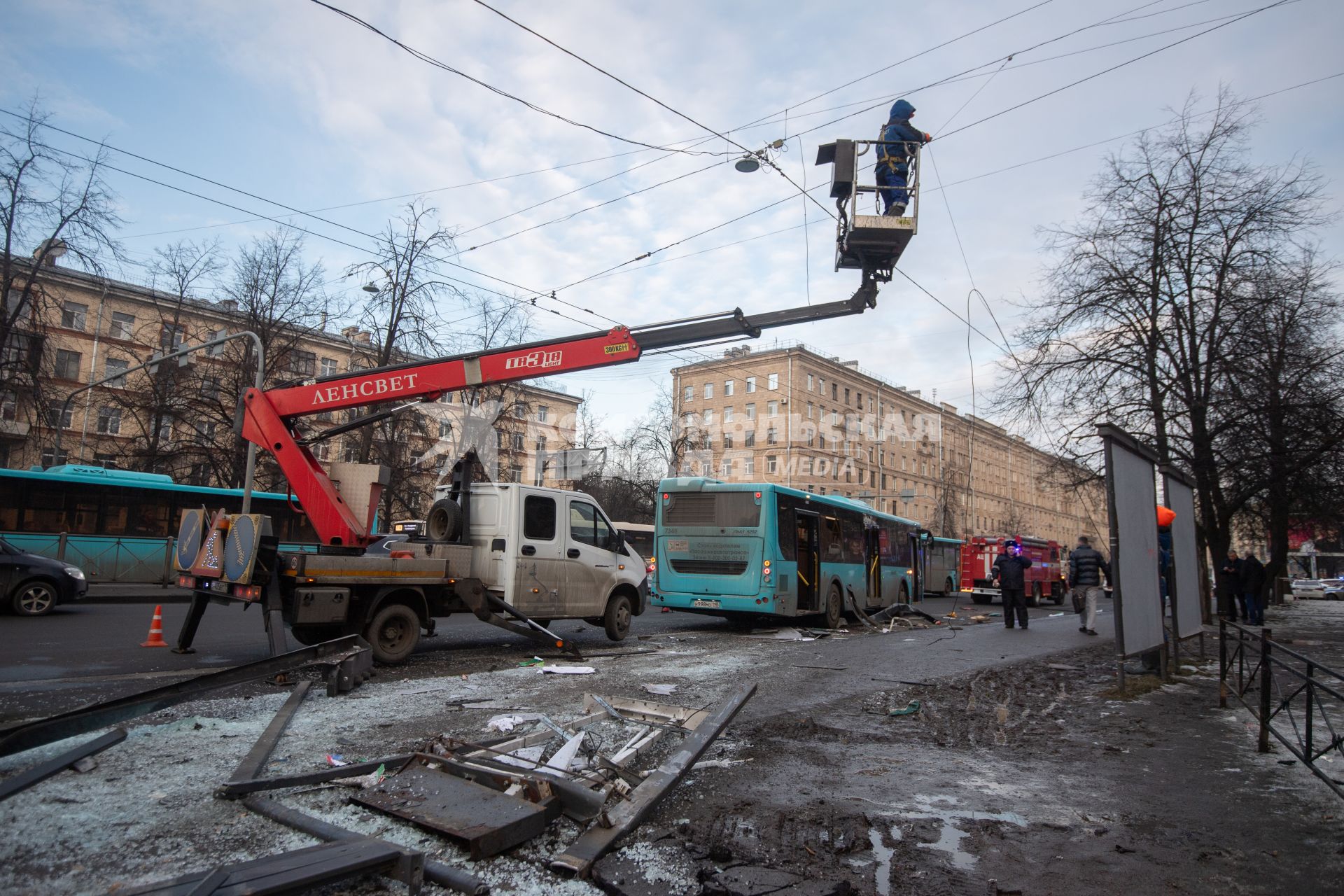 Последствия ДТП, где из-за наезда автобуса на остановку погиб один человек