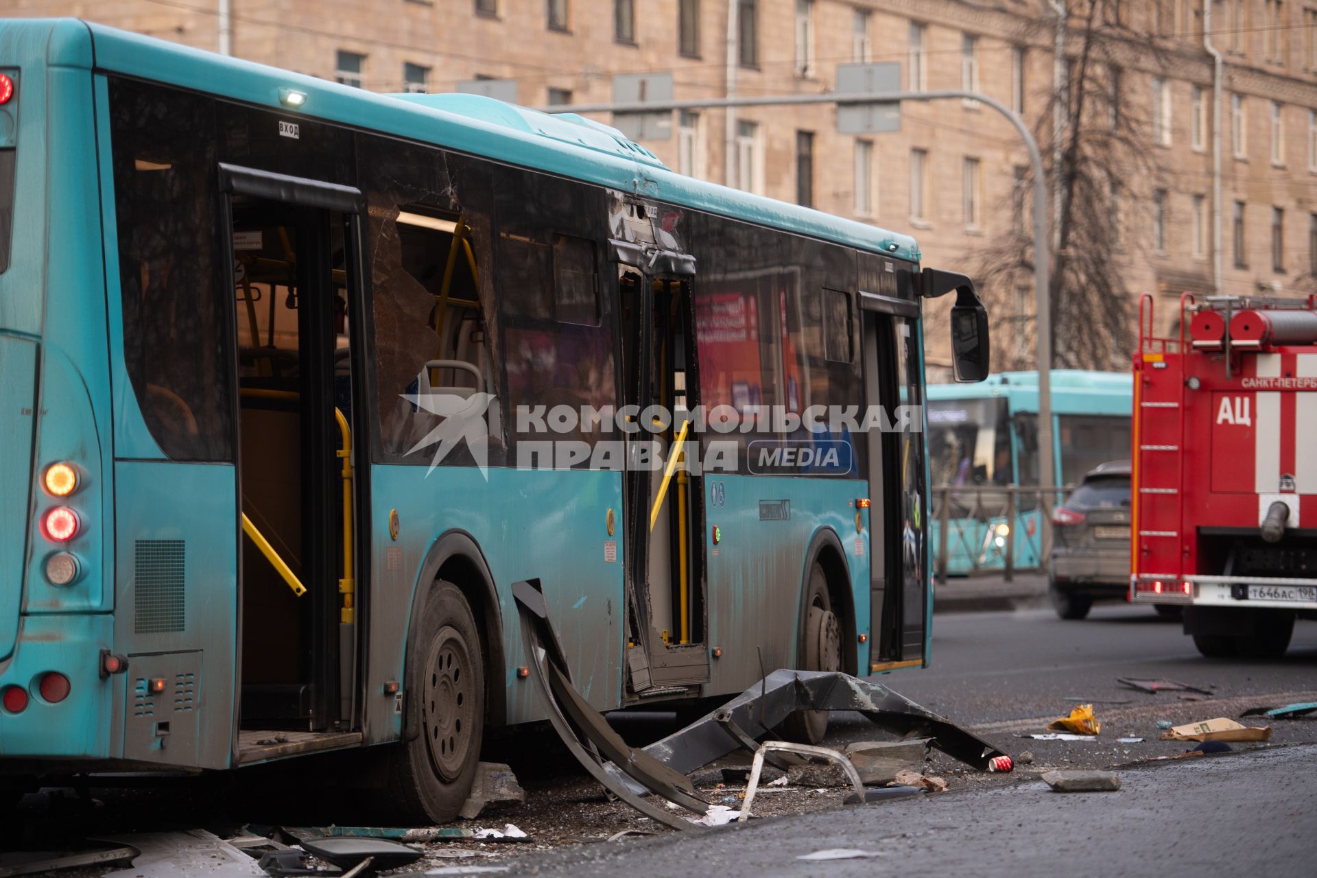 Последствия ДТП, где из-за наезда автобуса на остановку погиб один человек