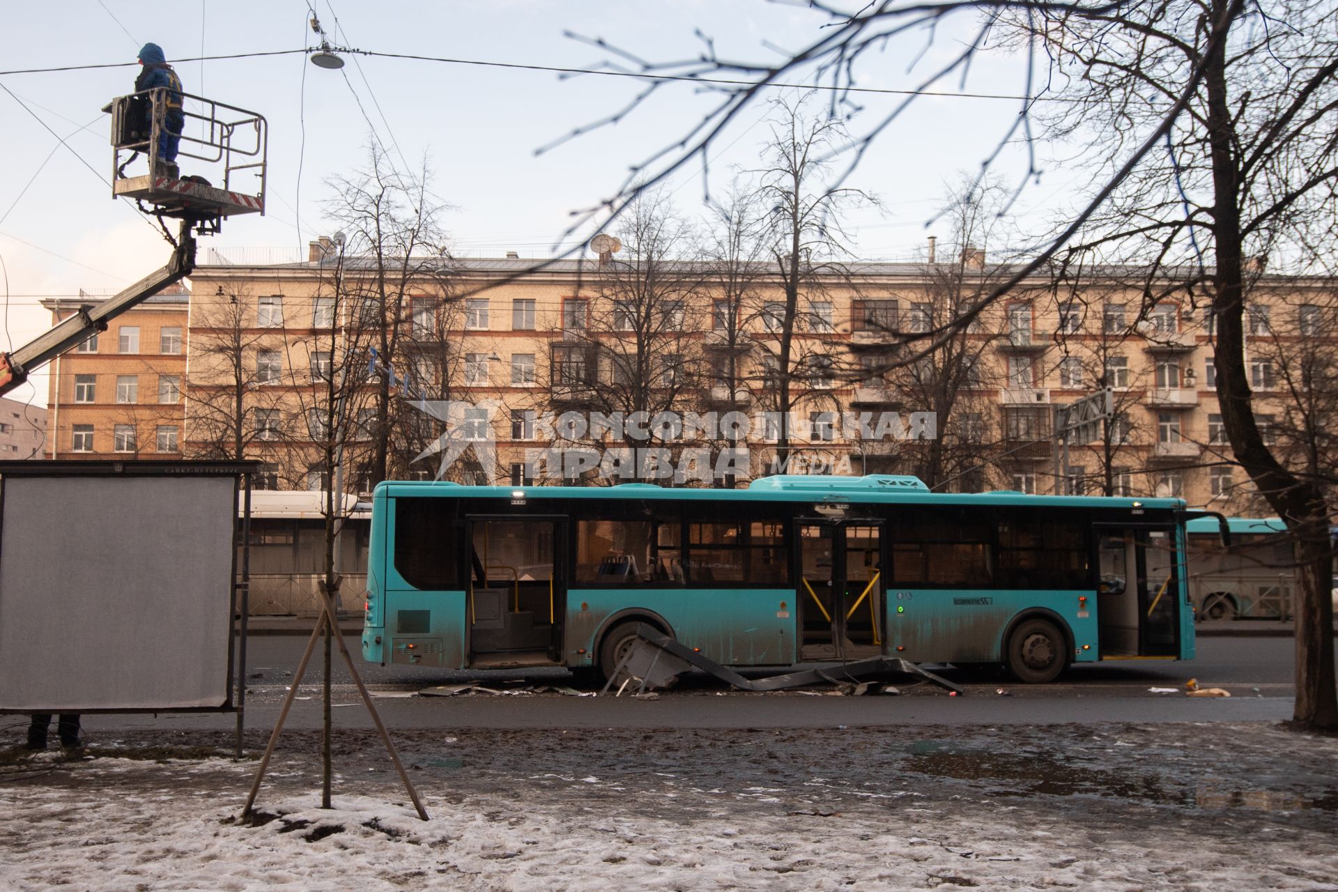 Последствия ДТП, где из-за наезда автобуса на остановку погиб один человек