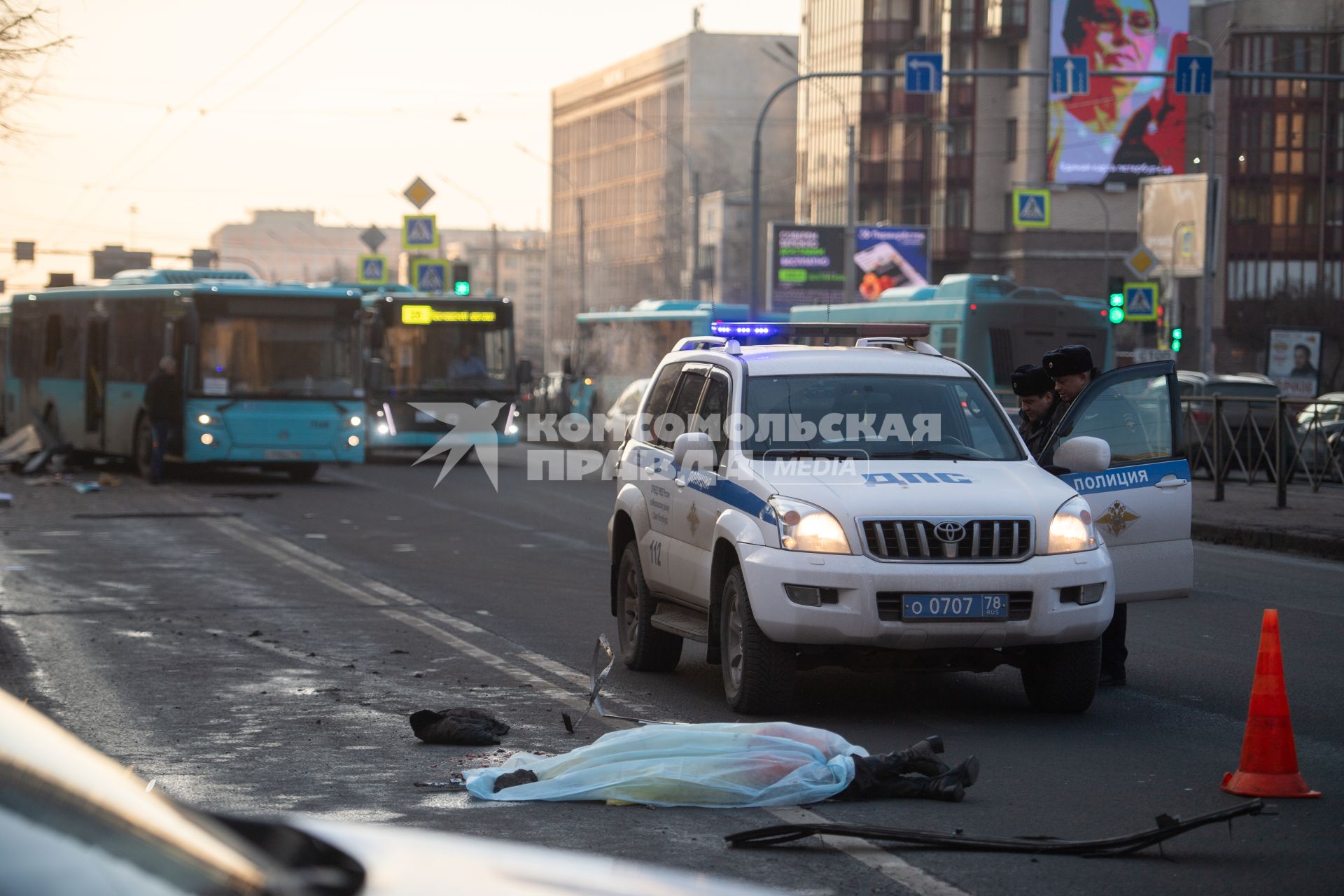 Последствия ДТП, где из-за наезда автобуса на остановку погиб один человек