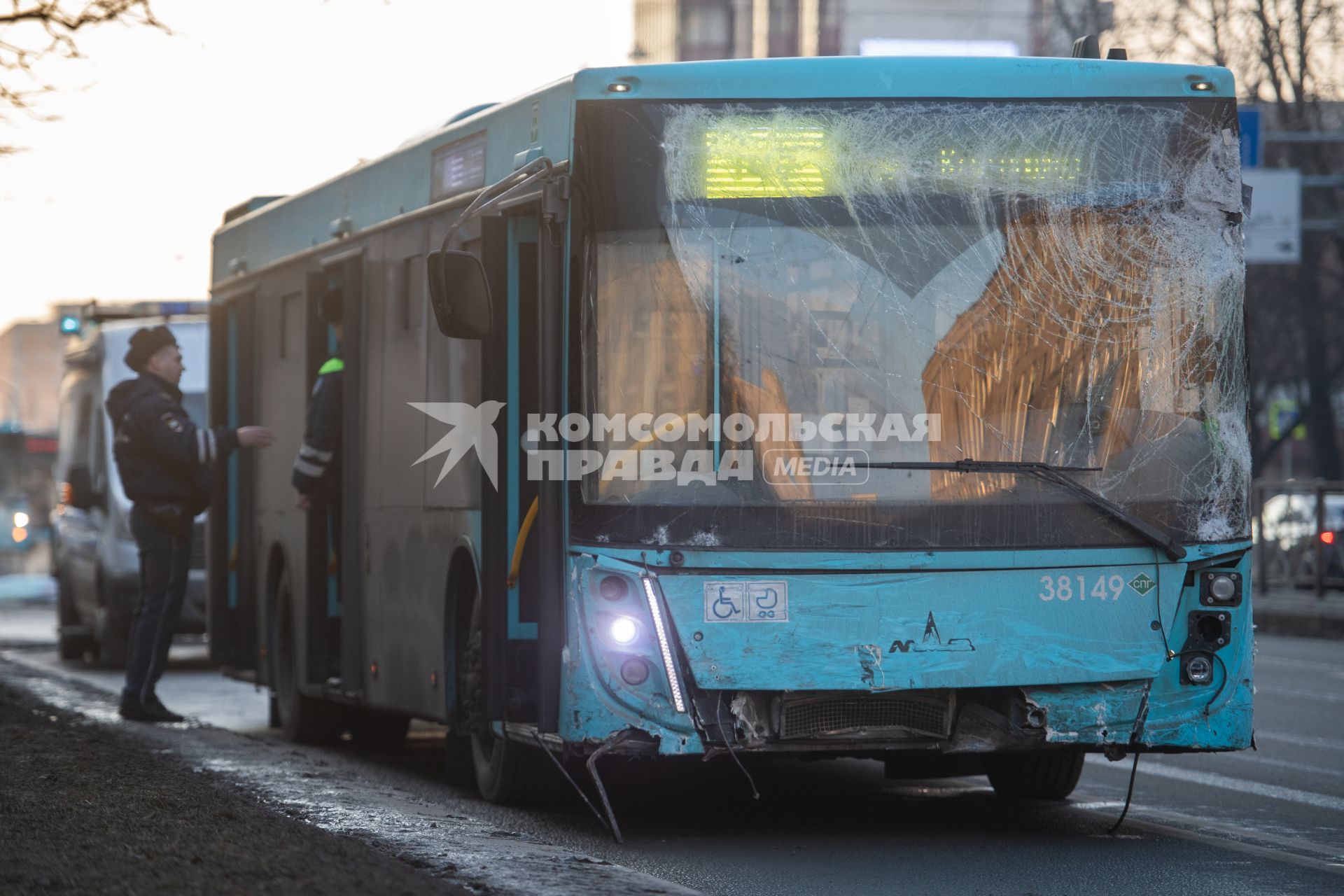 Последствия ДТП, где из-за наезда автобуса на остановку погиб один человек