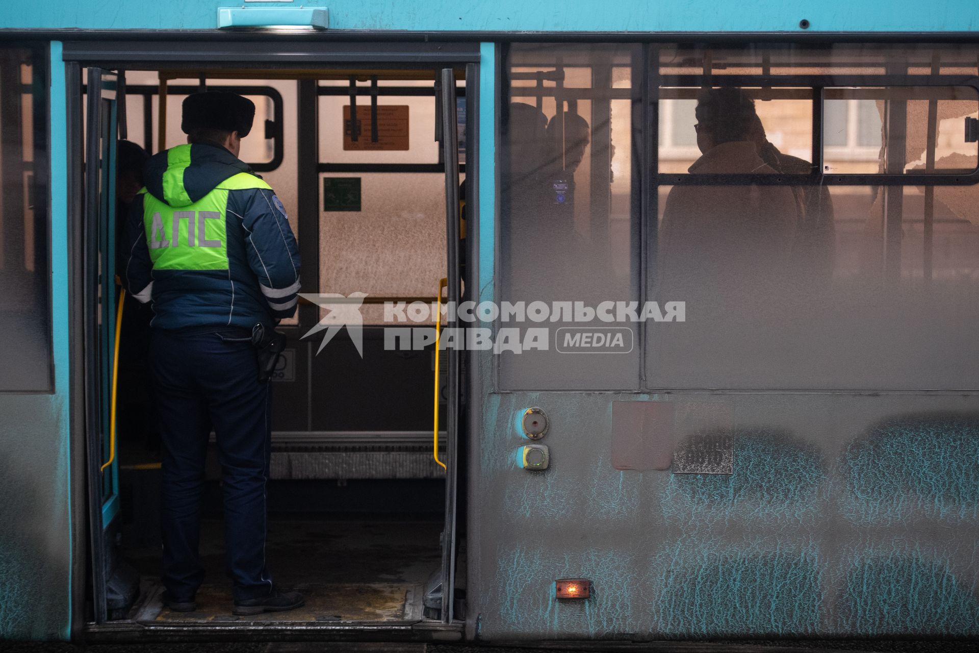 Последствия ДТП, где из-за наезда автобуса на остановку погиб один человек