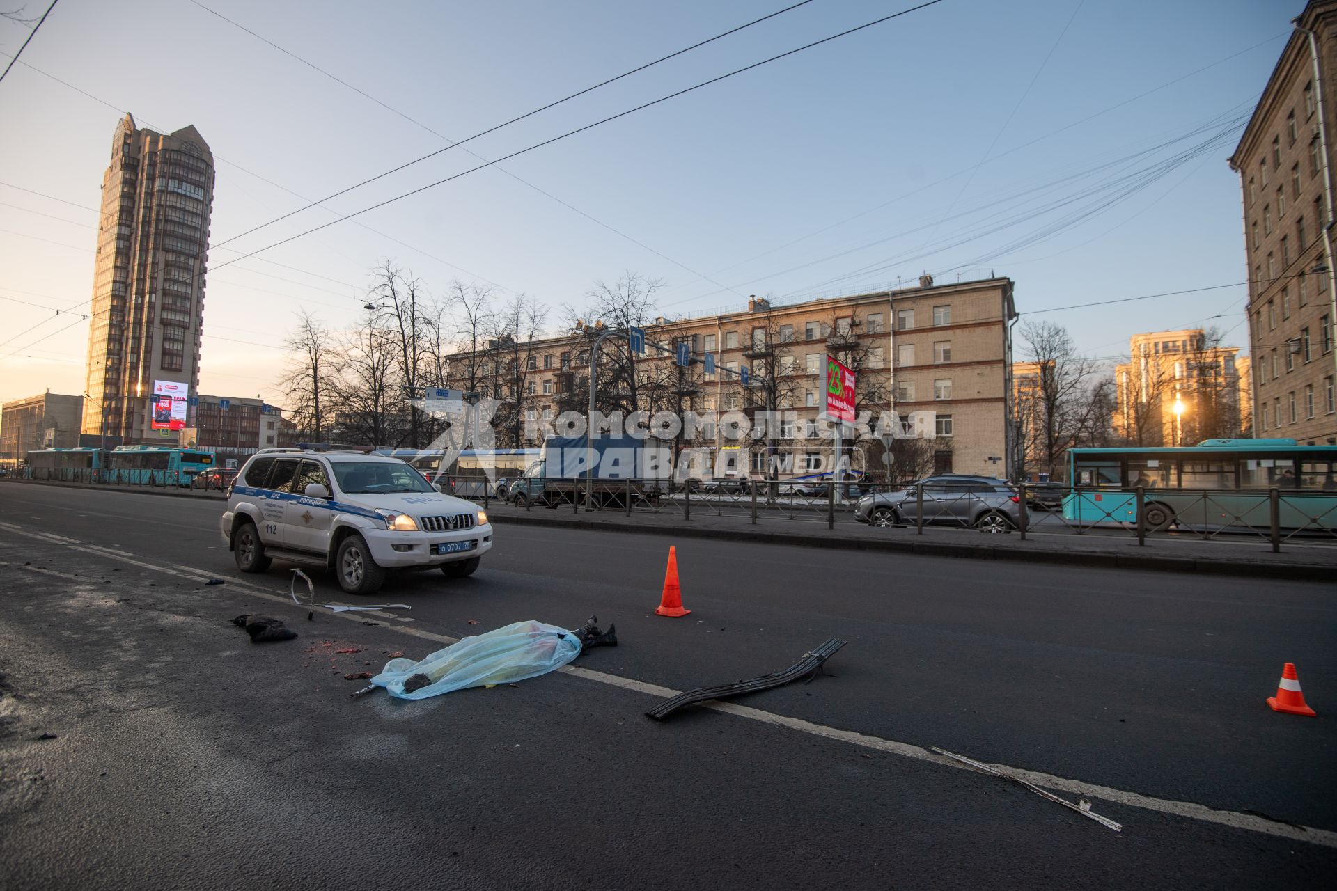 Последствия ДТП, где из-за наезда автобуса на остановку погиб один человек