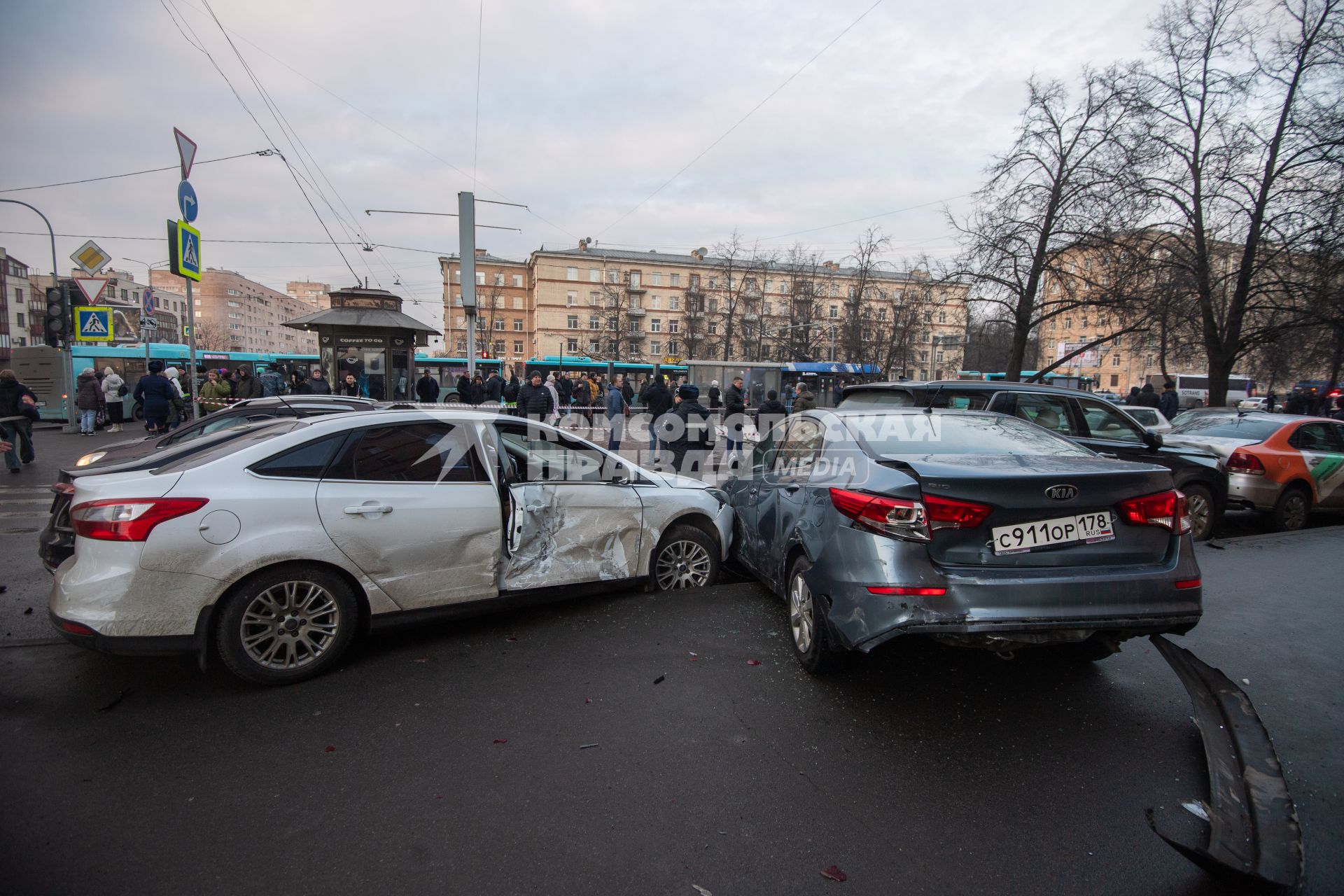 Последствия ДТП, где из-за наезда автобуса на остановку погиб один человек