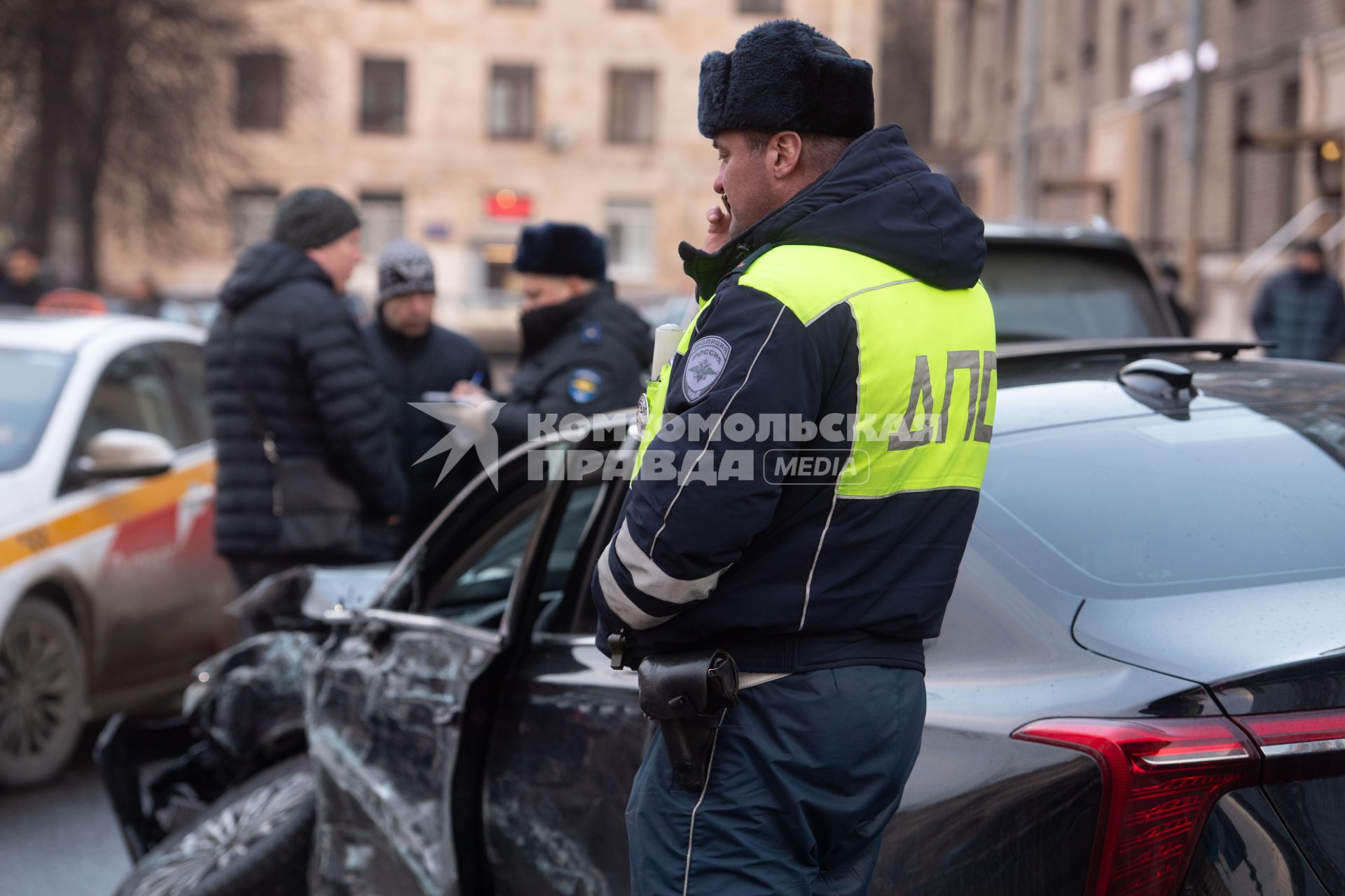 Последствия ДТП, где из-за наезда автобуса на остановку погиб один человек