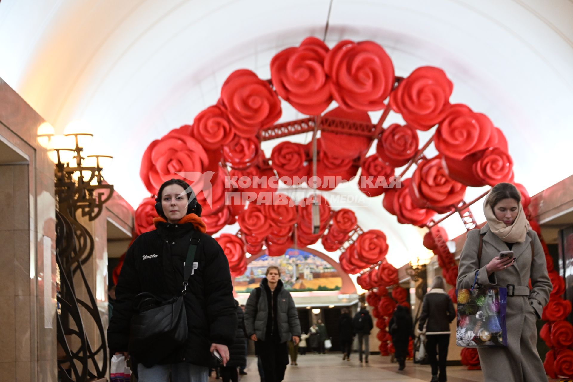 Станция метро \"Трубная\", украшенная к 8 Марта