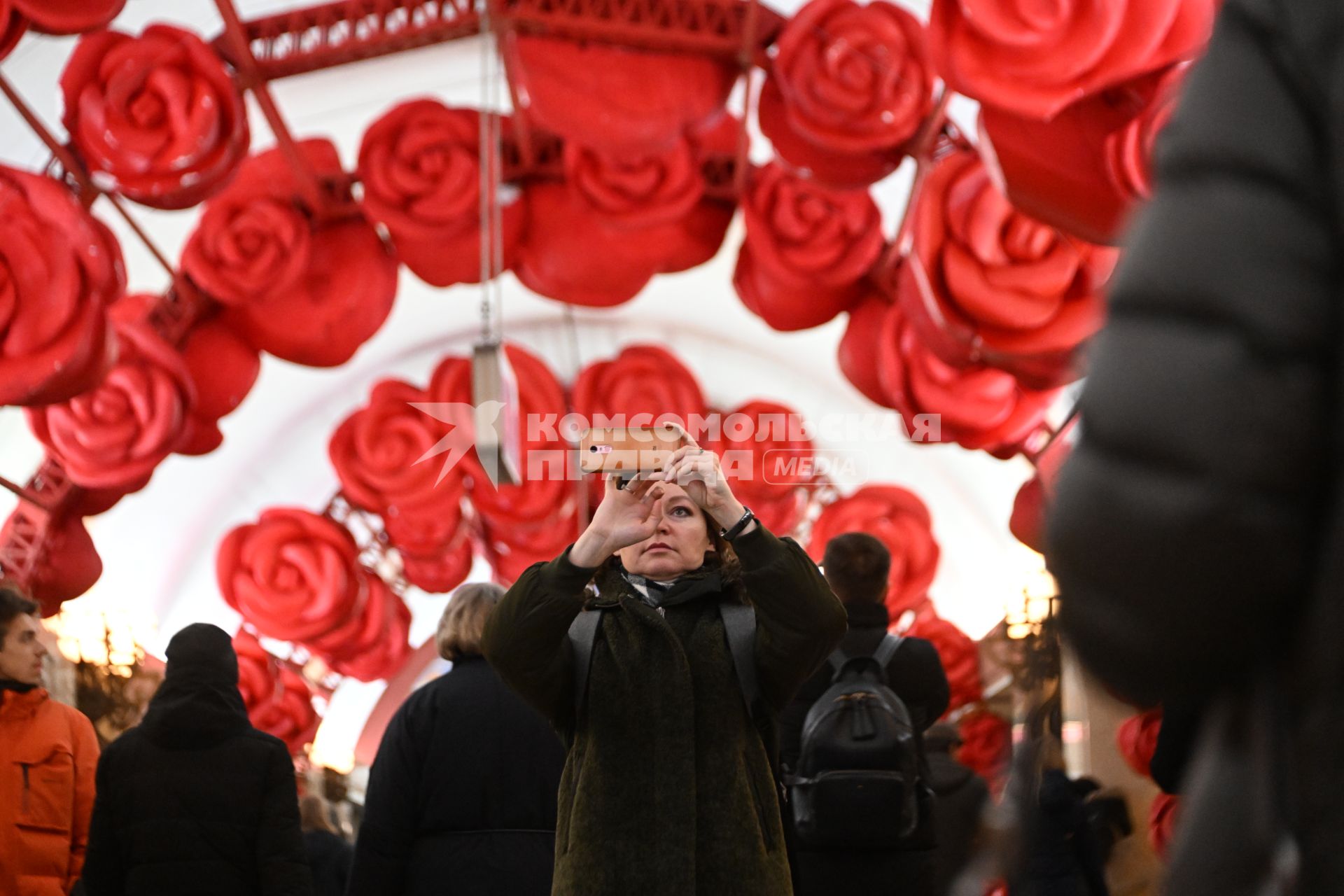 Станция метро \"Трубная\", украшенная к 8 Марта