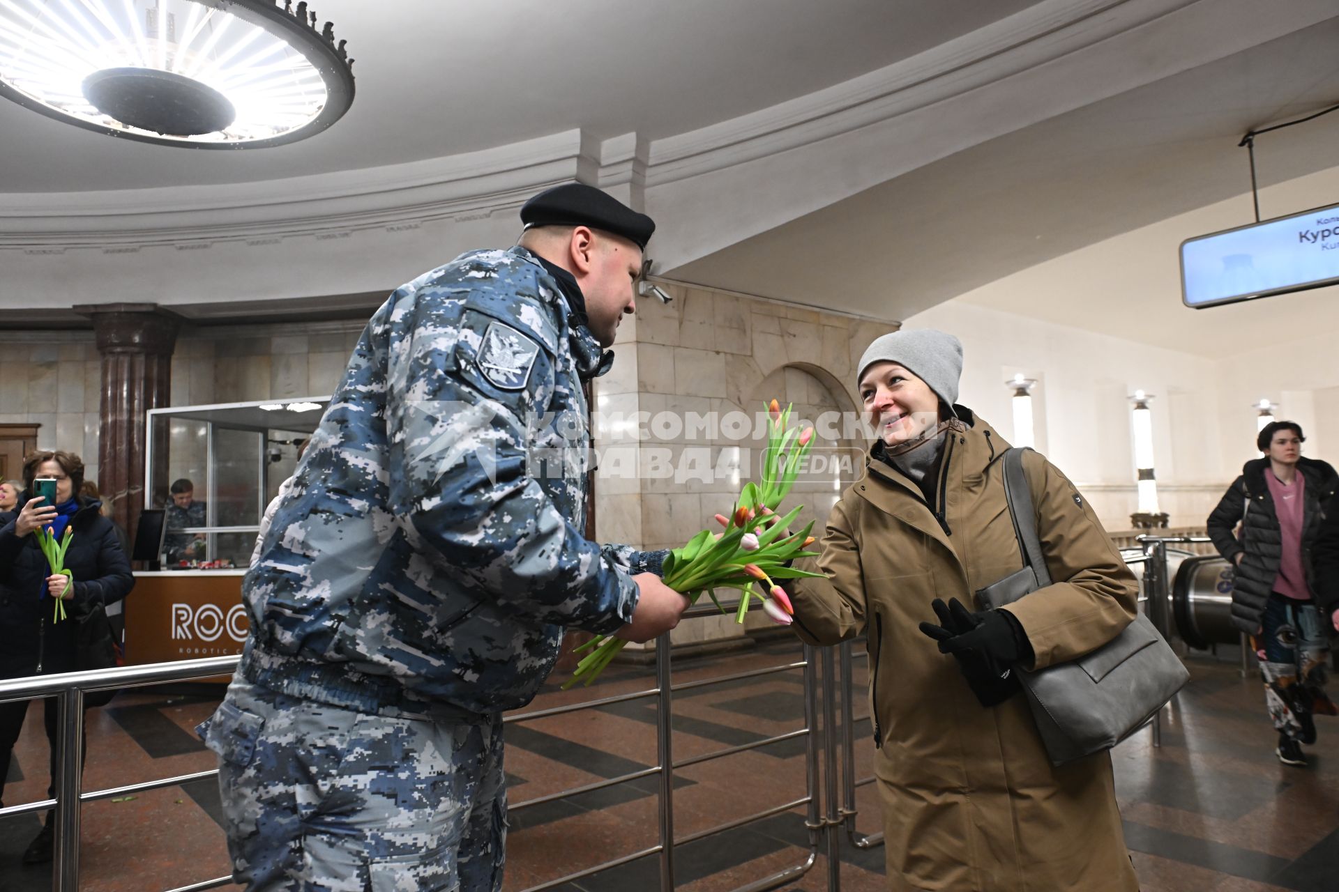 Ежегодная акция Вам, любимые\" на станции метро \"Курская\"