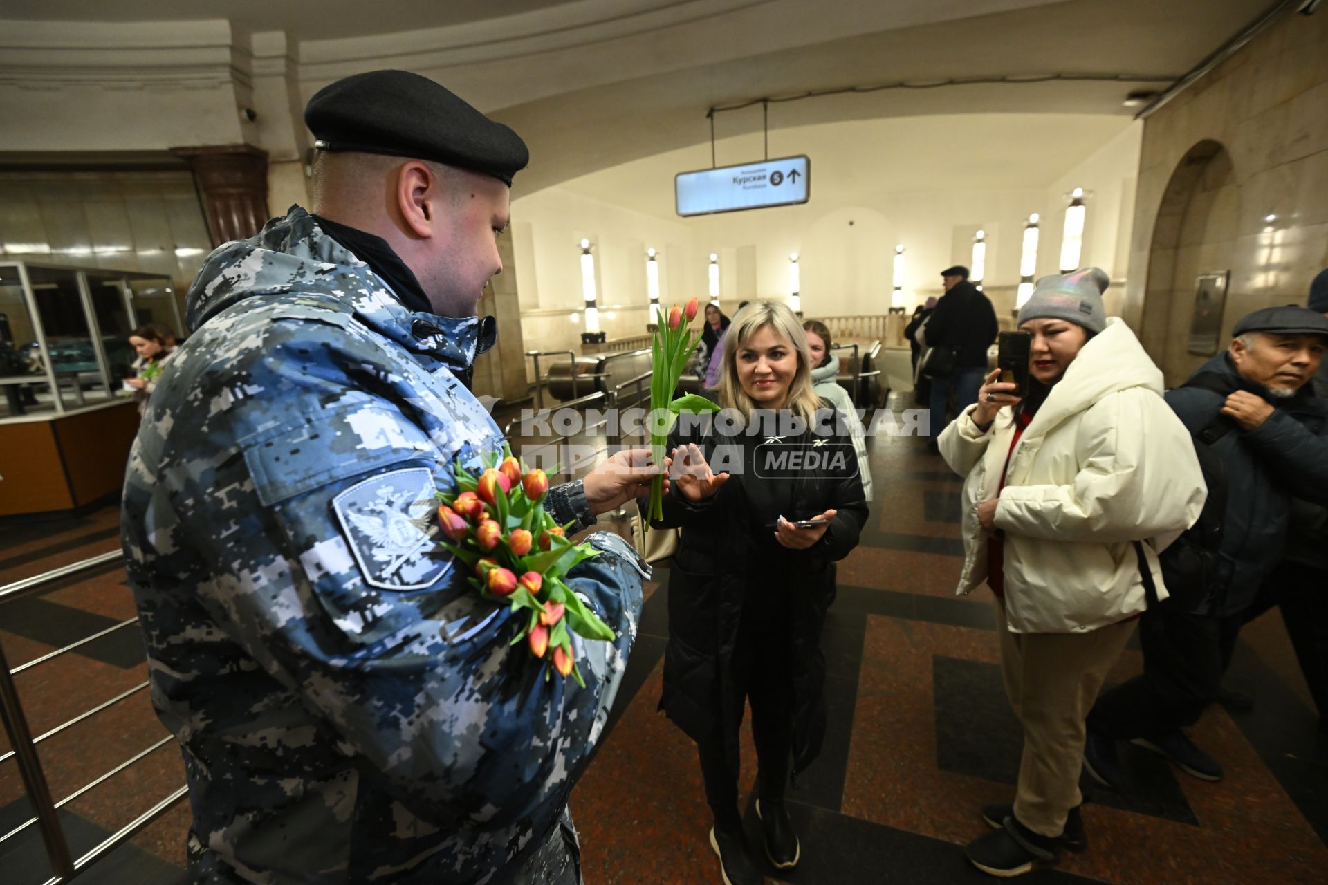 Ежегодная акция Вам, любимые\" на станции метро \"Курская\"