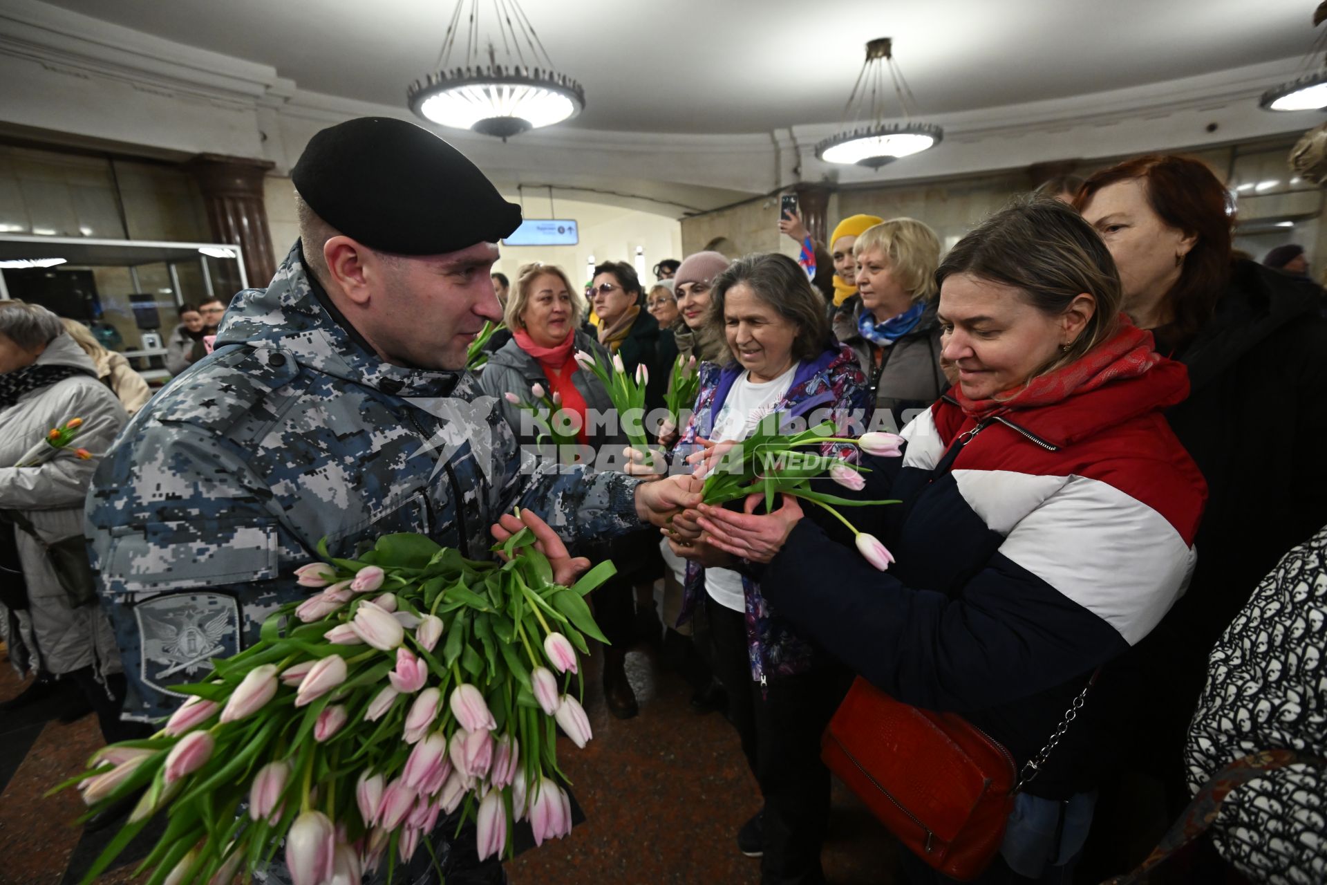 Ежегодная акция Вам, любимые\" на станции метро \"Курская\"