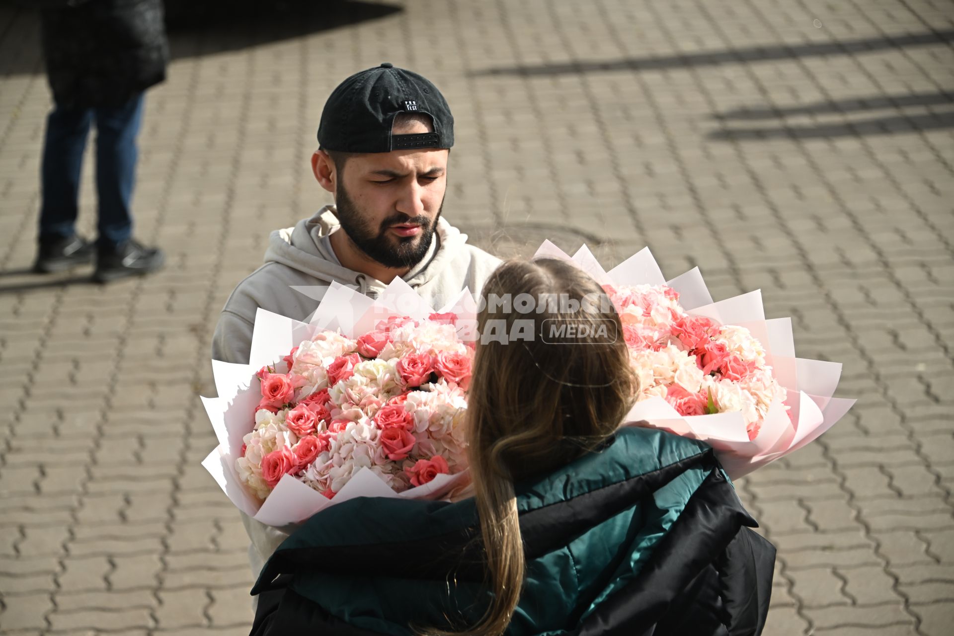 Торговля цветами на Рижском рынке накануне 8 Марта