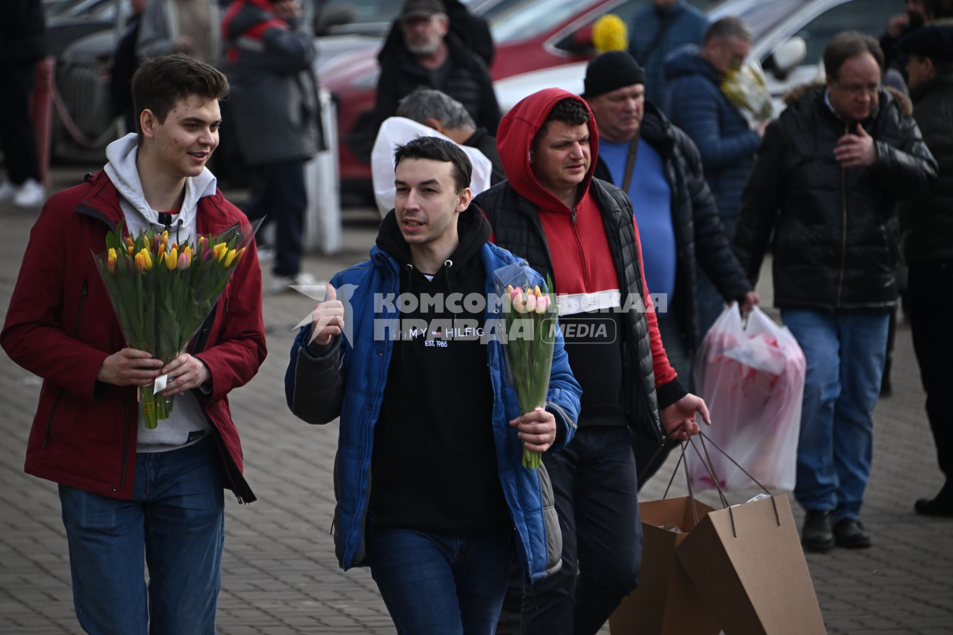 Торговля цветами на Рижском рынке накануне 8 Марта