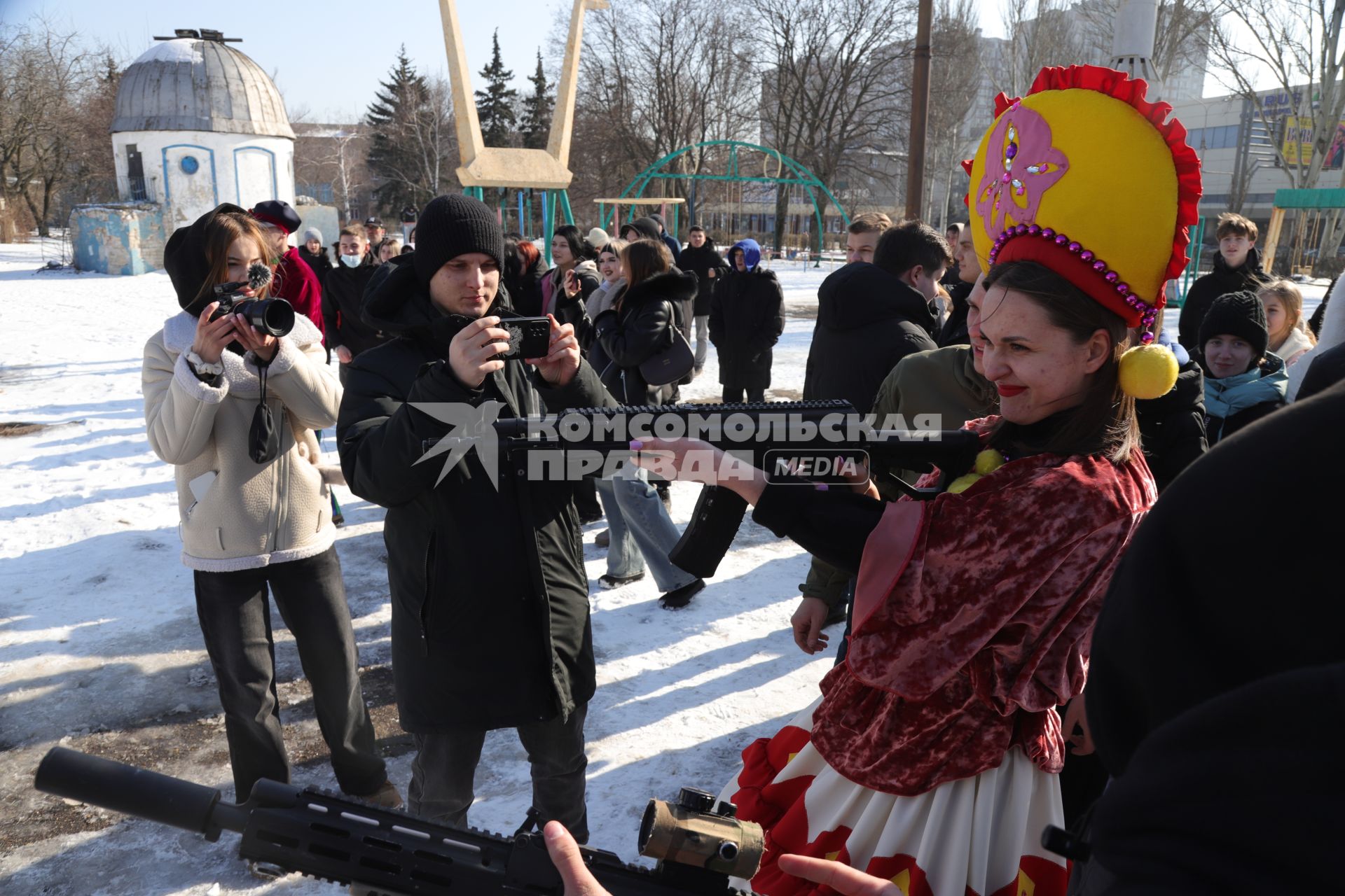 На Масленицу в Донецке сожгли чучела Макрона, Джонсона и фон дер Ляйен