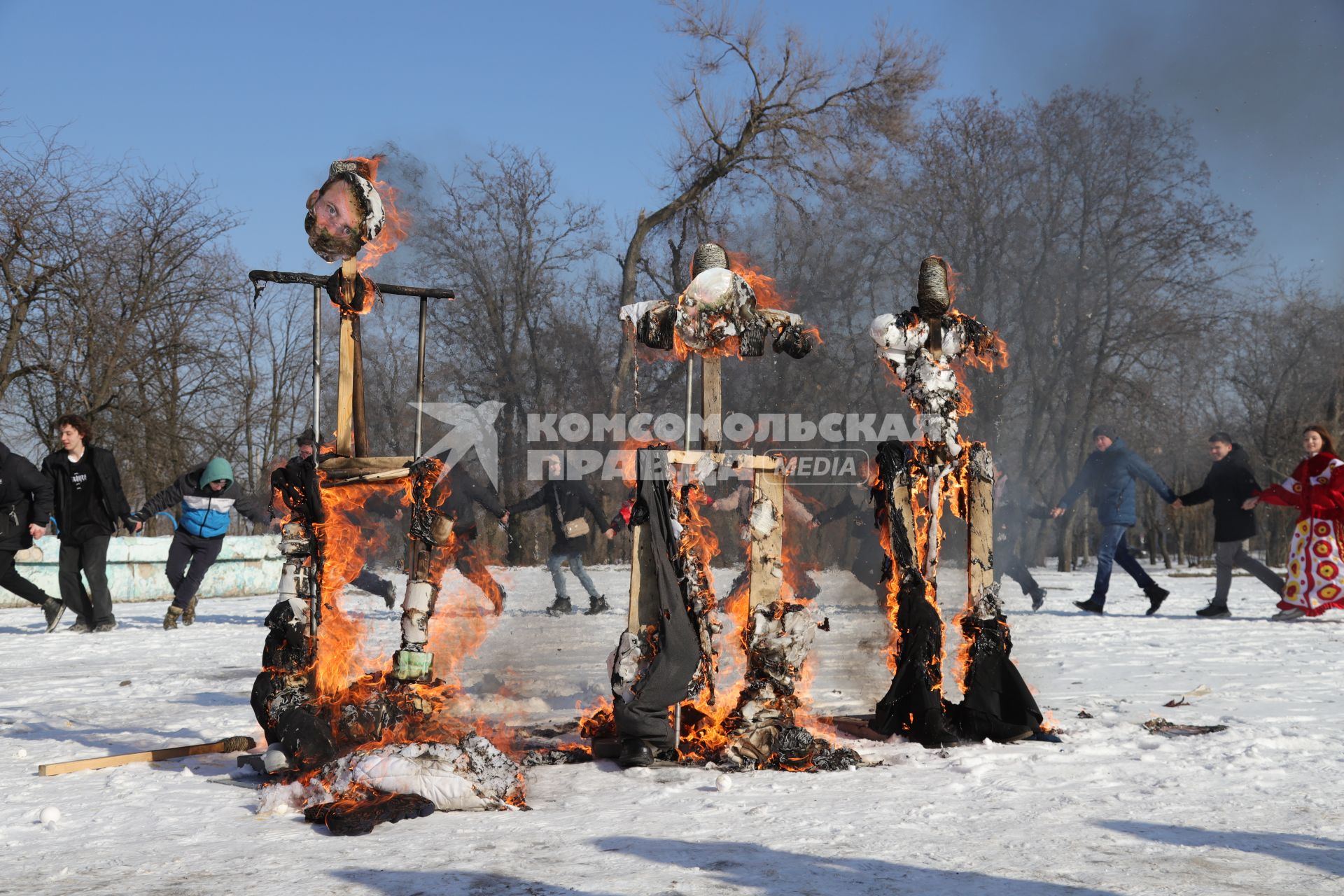 На Масленицу в Донецке сожгли чучела Макрона, Джонсона и фон дер Ляйен