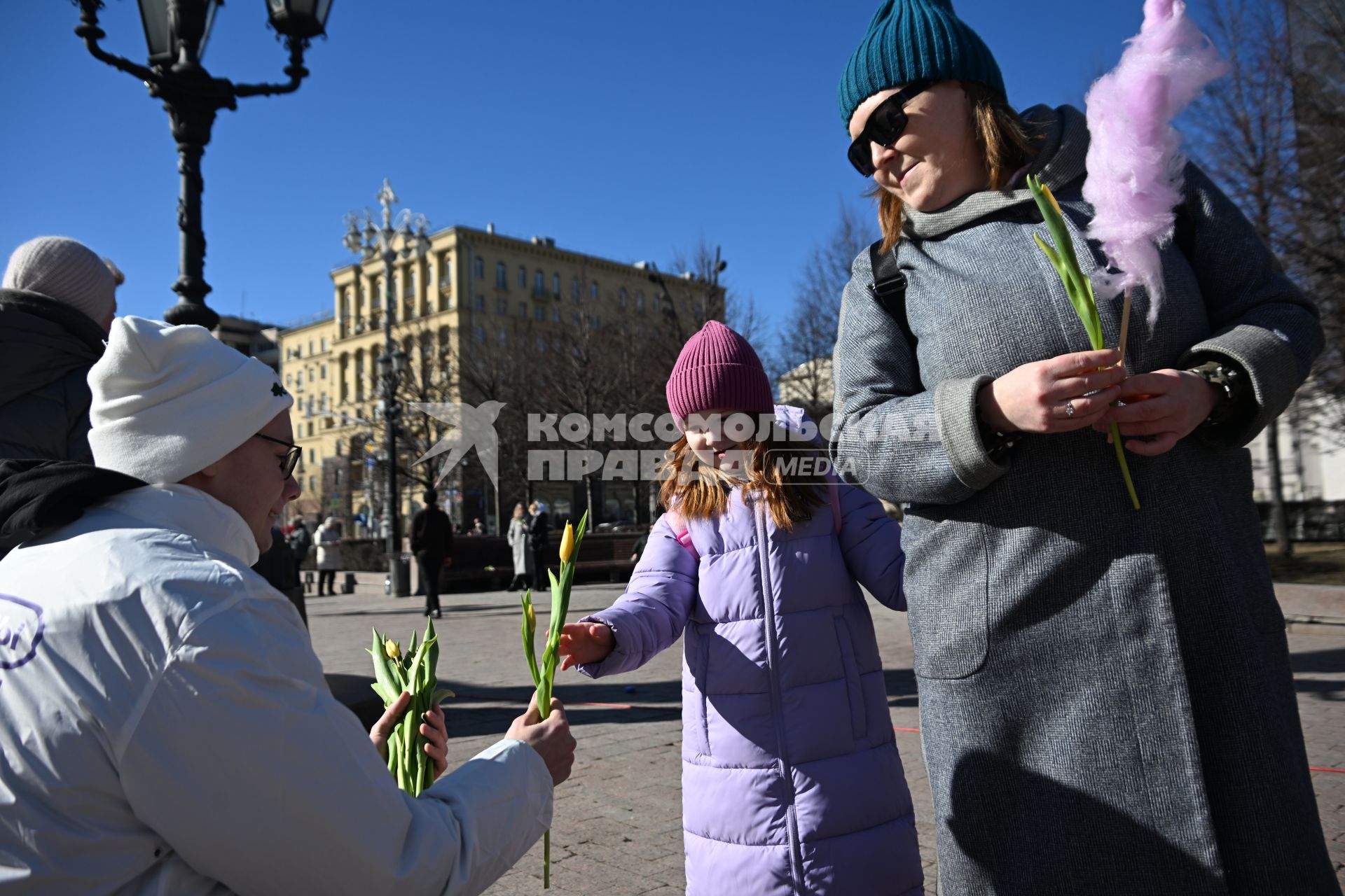 Волонтеры раздают цветы женщинам 8 марта