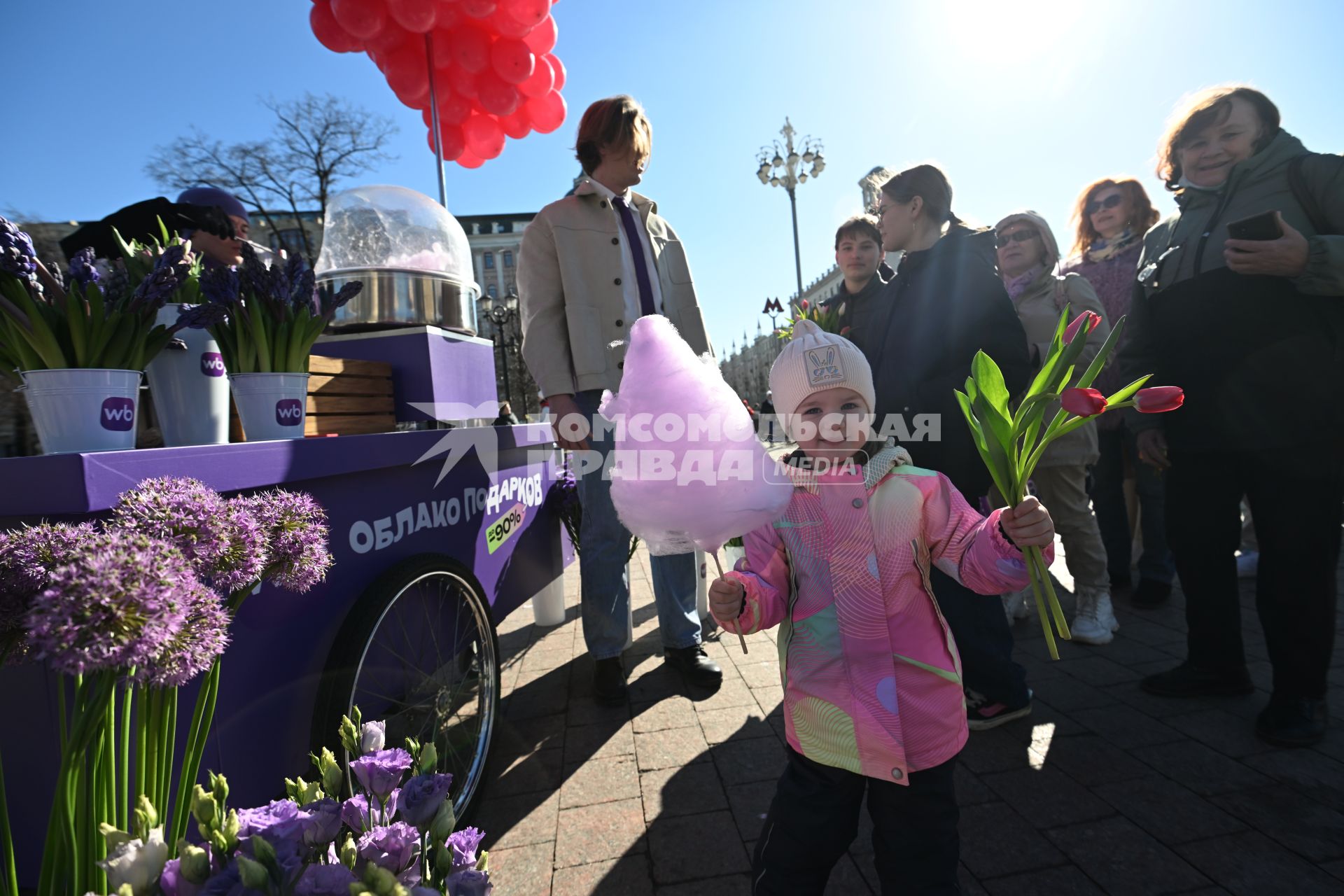 Волонтеры раздают цветы женщинам 8 марта