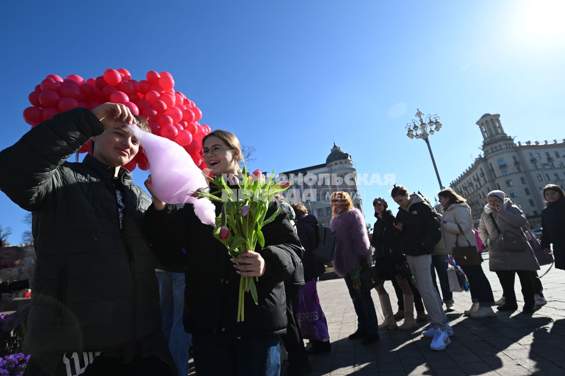 Волонтеры раздают цветы женщинам 8 марта