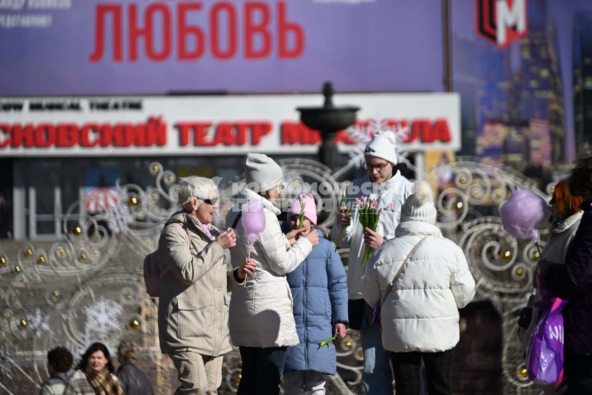 Волонтеры раздают цветы женщинам 8 марта