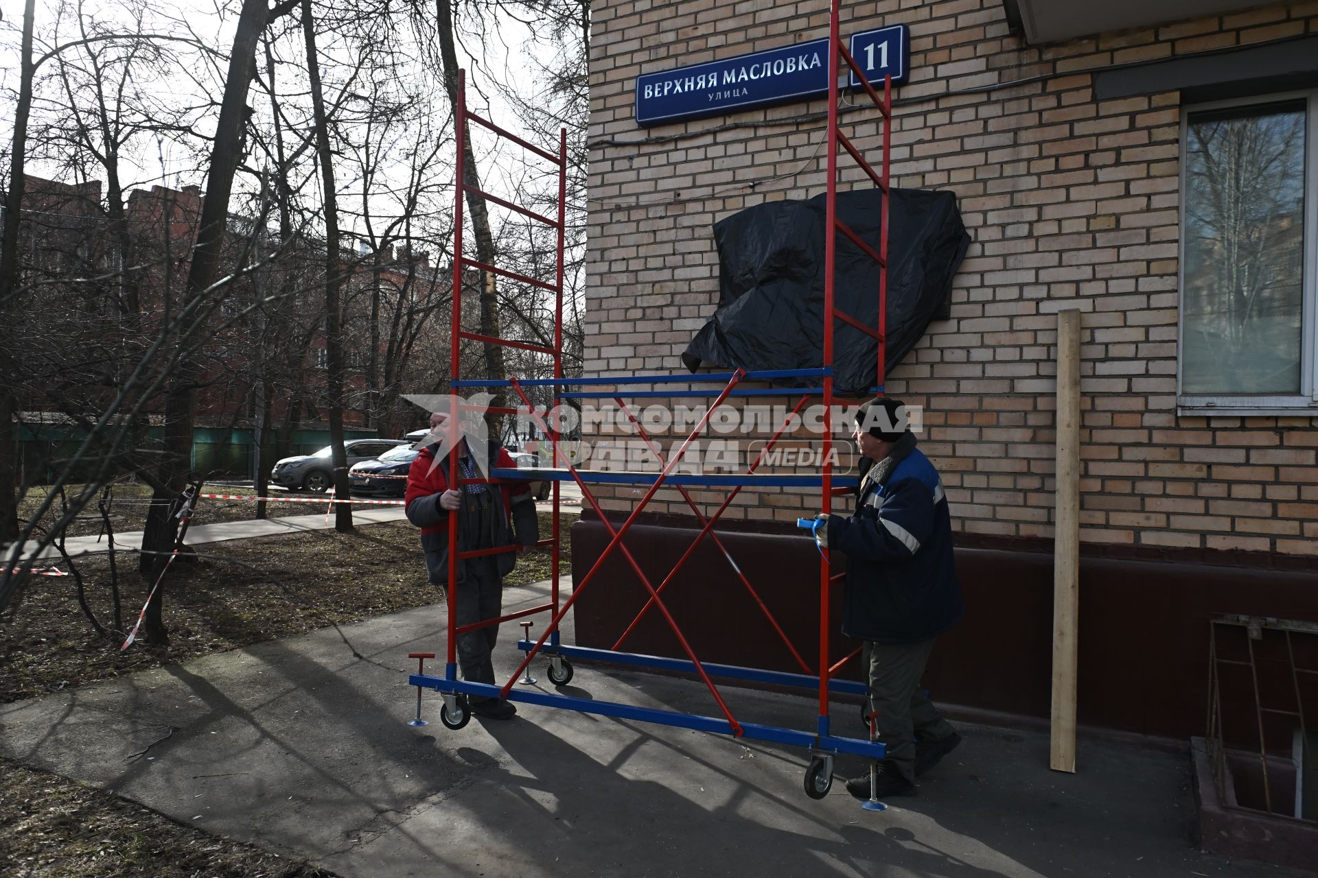 Подготовка к открытию мемориальной доски Василию Пескову