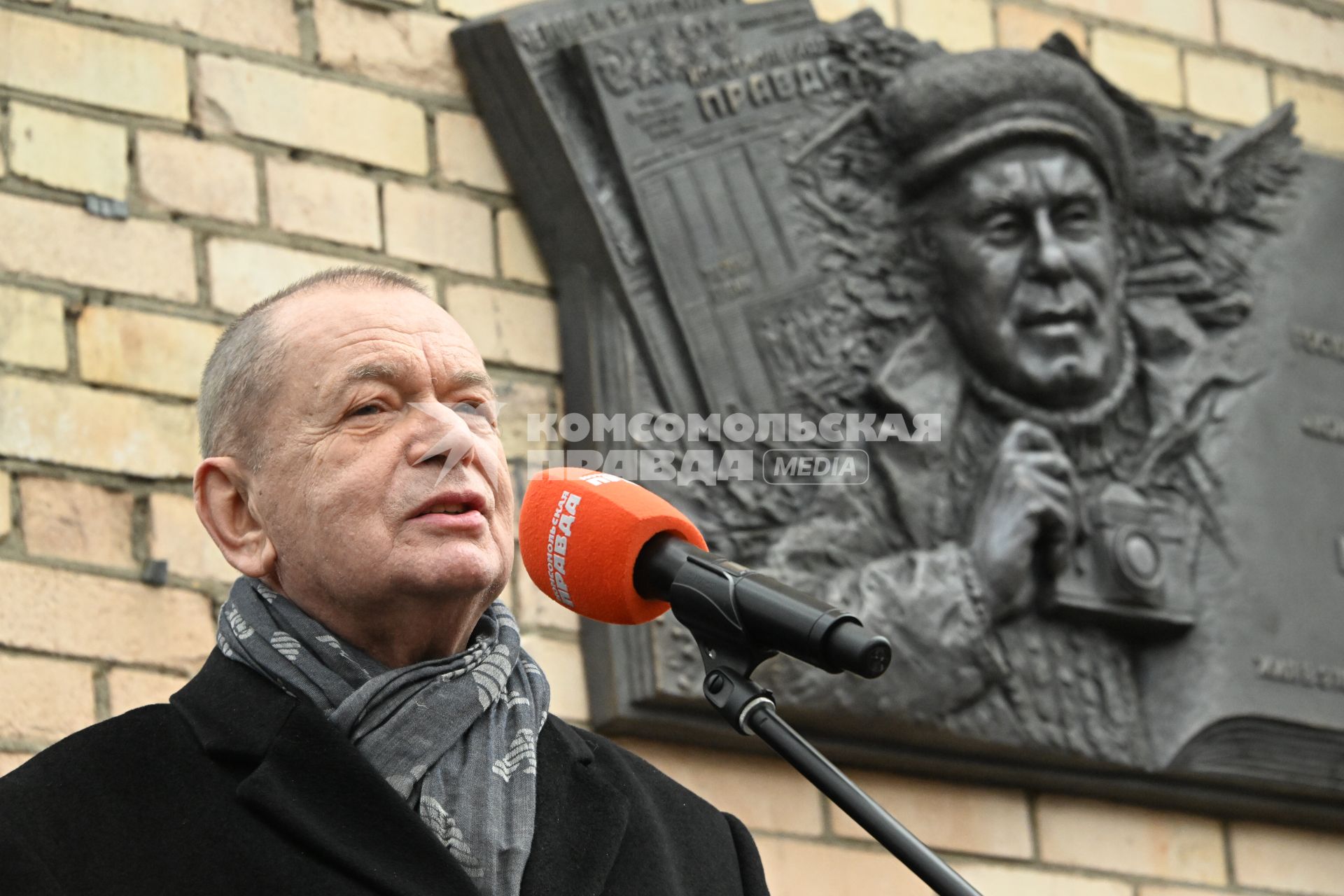 Открытие мемориальной доски журналисту Василию Пескову