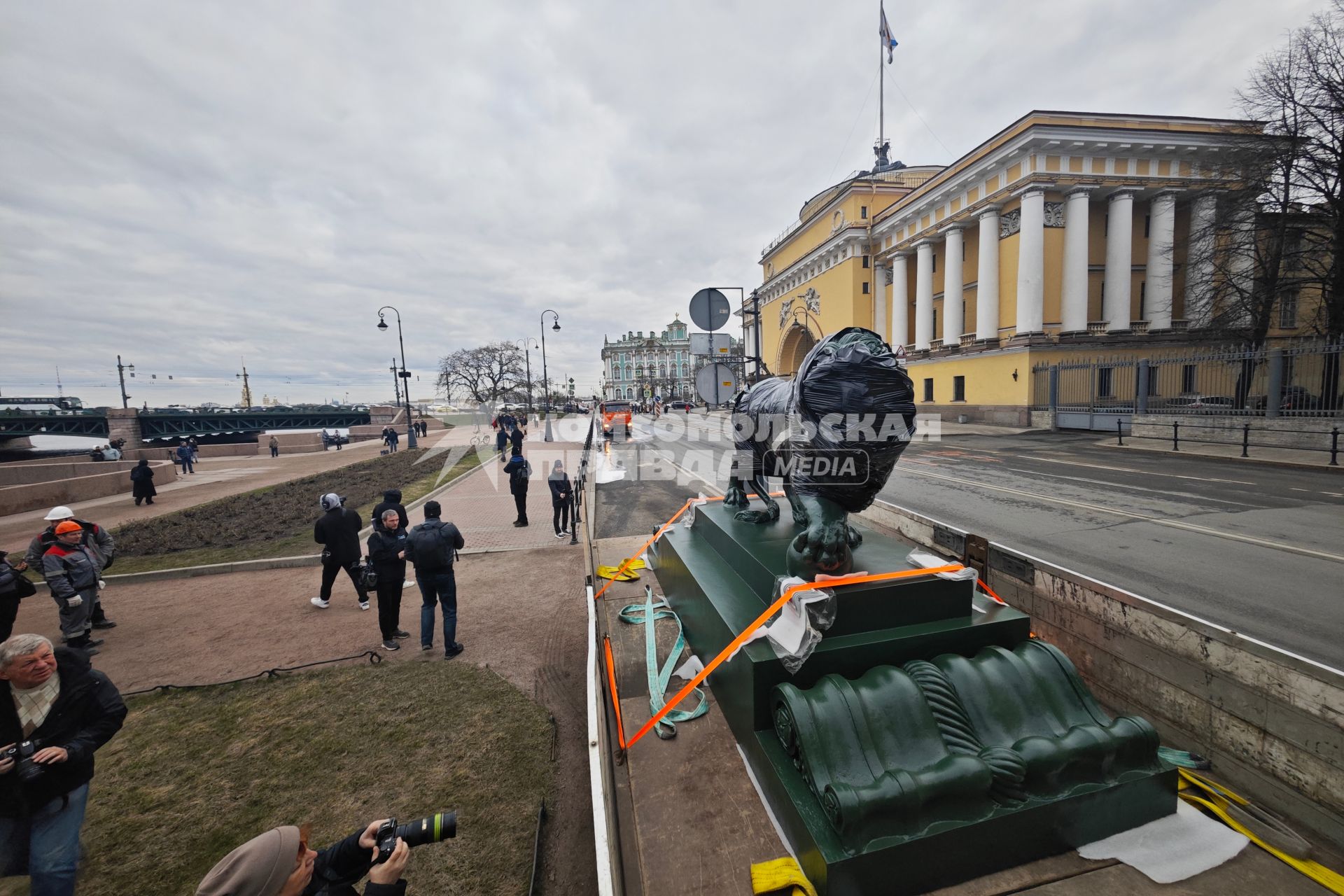 Возвращение скульптур львов на Дворцовую пристань в Петербурге