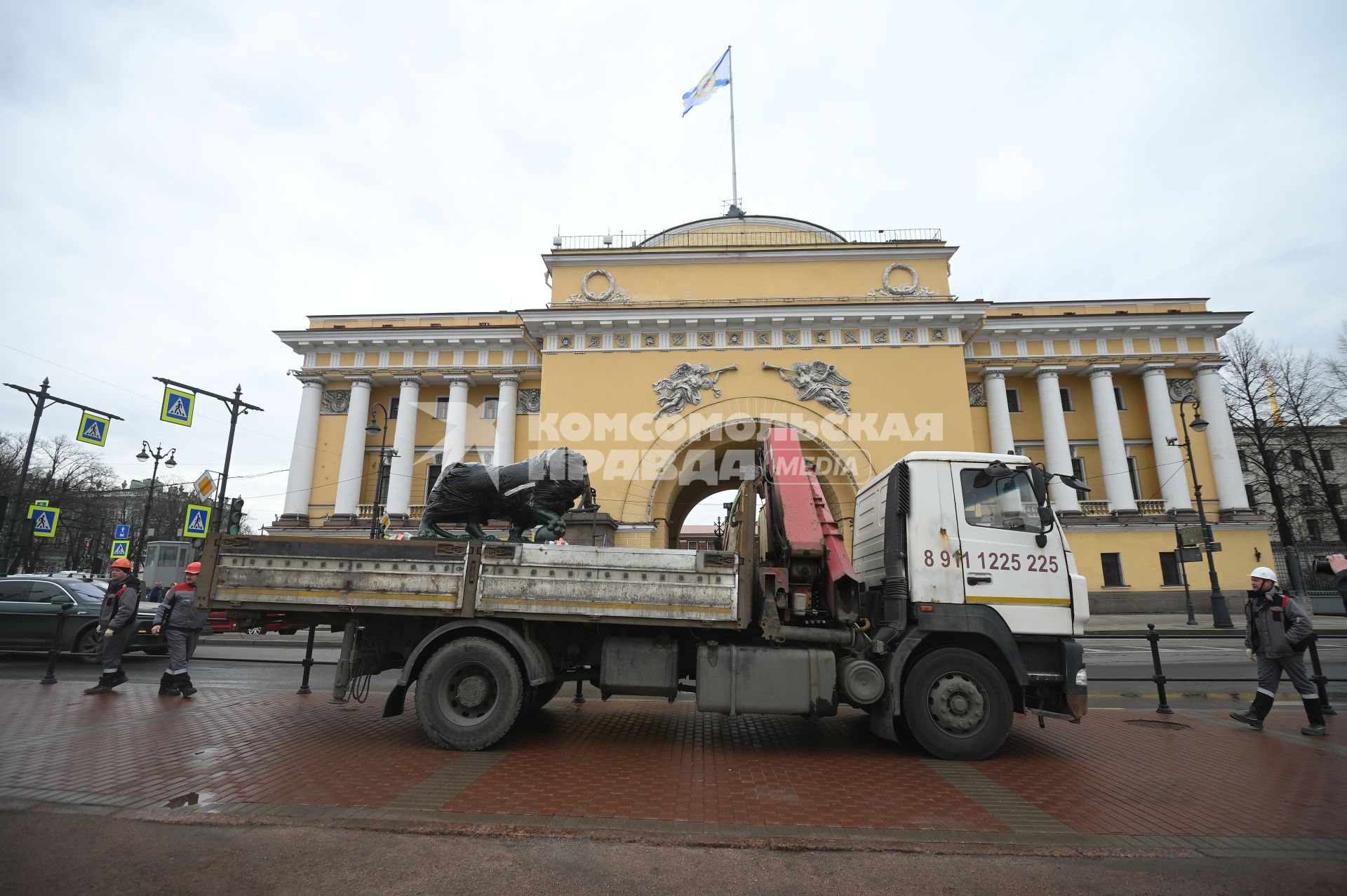 Возвращение скульптур львов на Дворцовую пристань в Петербурге