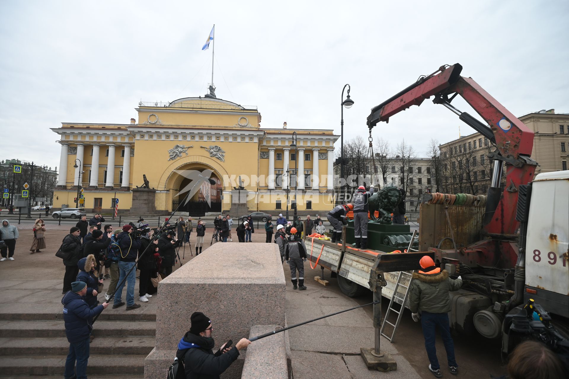 Возвращение скульптур львов на Дворцовую пристань в Петербурге