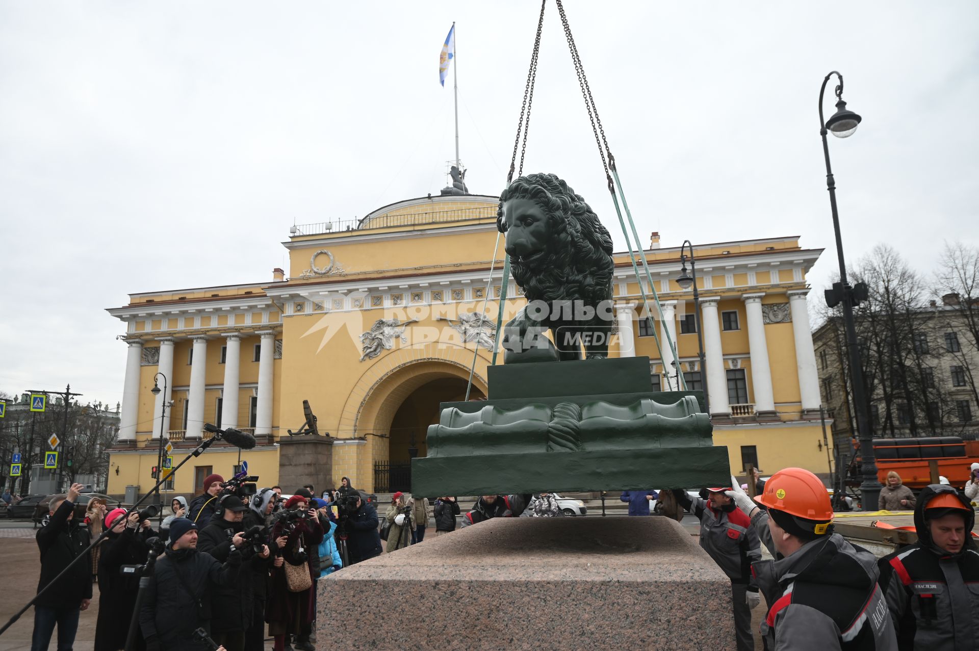 Возвращение скульптур львов на Дворцовую пристань в Петербурге