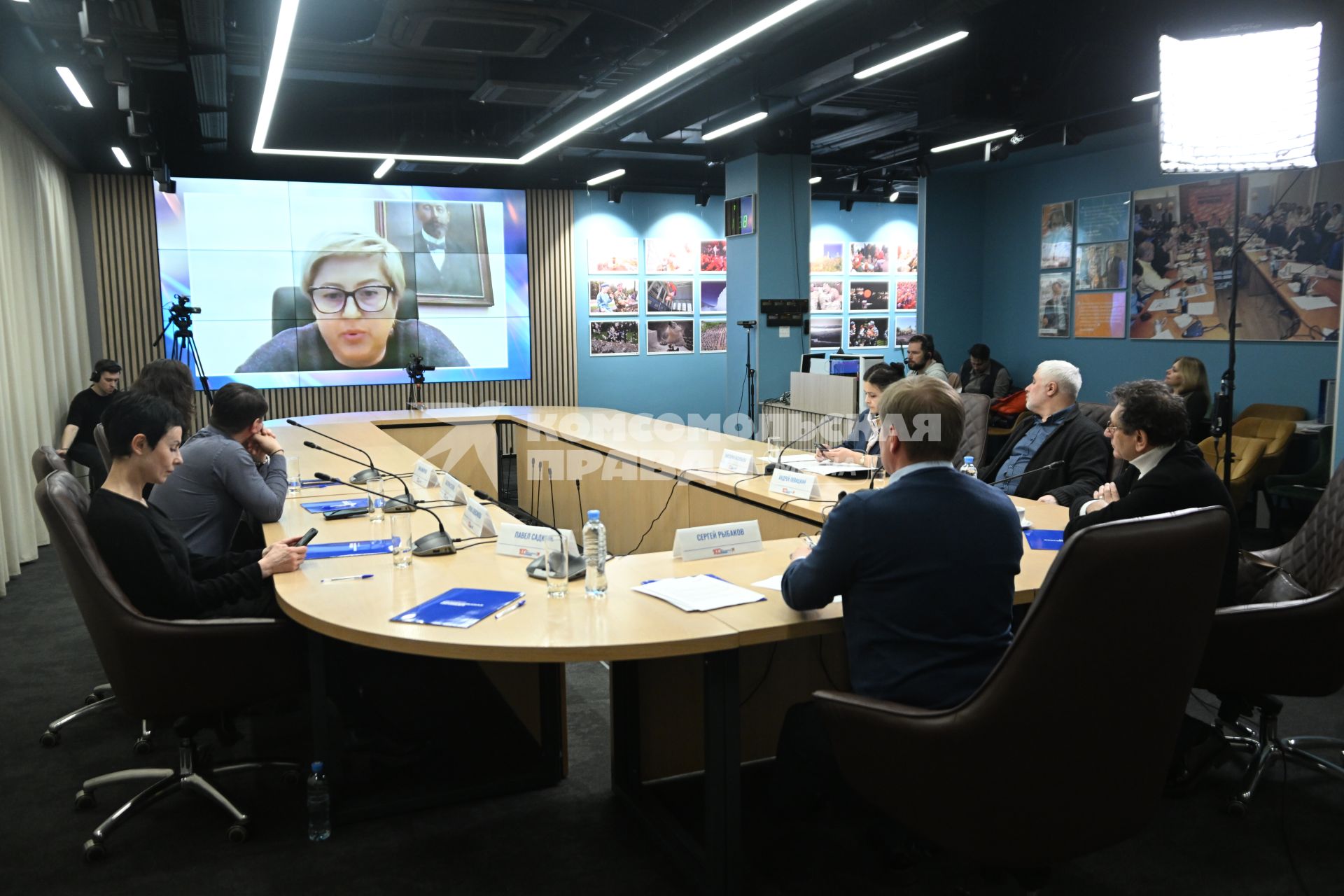 Круглый стол дискуссионного клуба Vostok \"Традиции русского театра\" в редакции КП