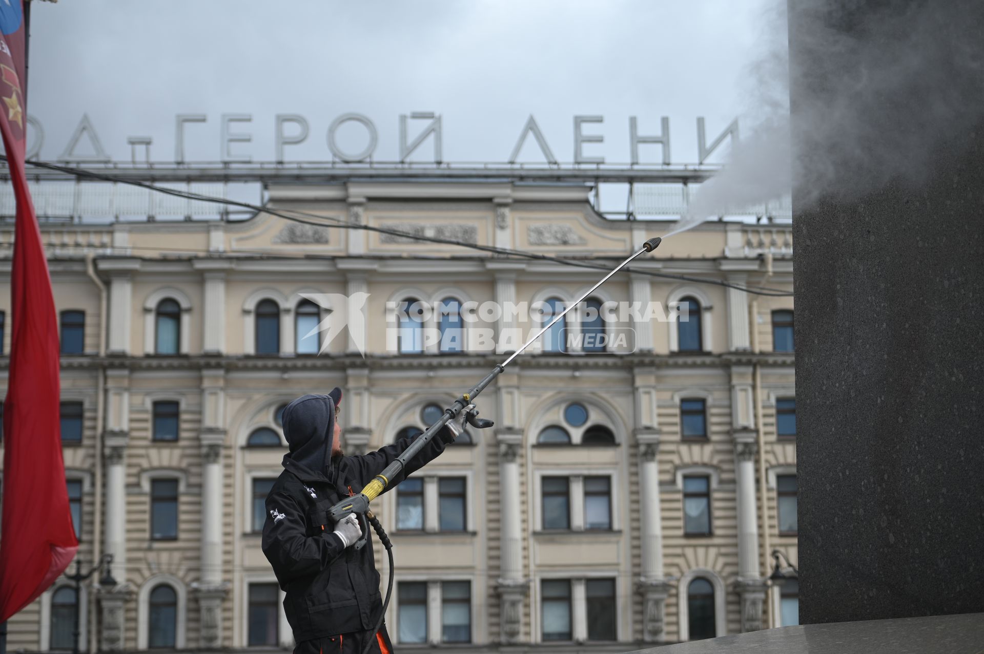 Помывка обелиска Город Герой - Ленинград\" в Петербурге