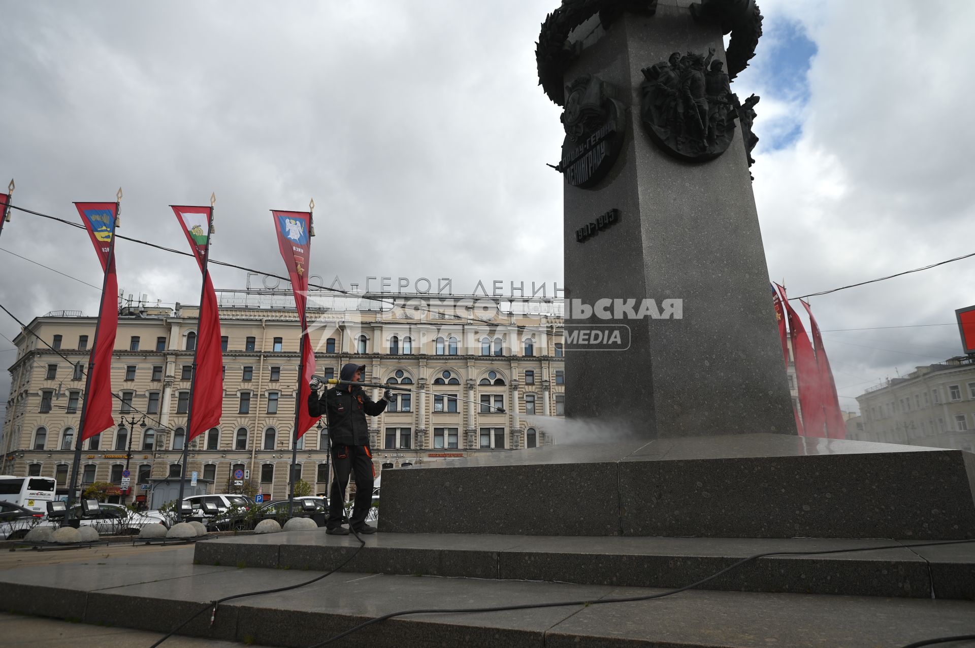 Помывка обелиска Город Герой - Ленинград\" в Петербурге