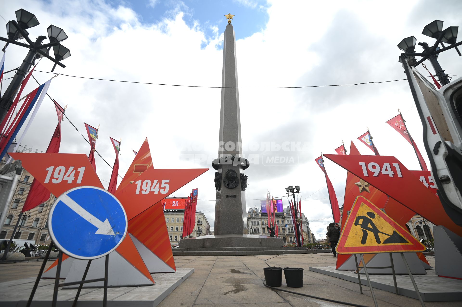 Помывка обелиска Город Герой - Ленинград\" в Петербурге