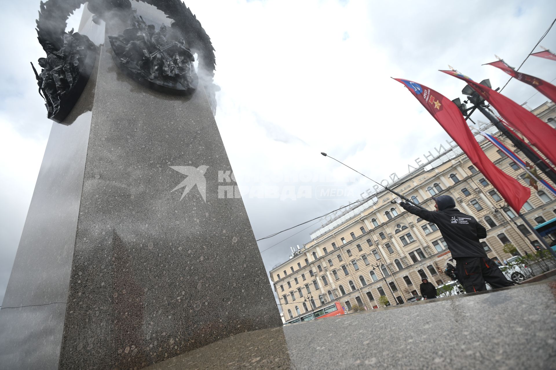Помывка обелиска Город Герой - Ленинград\" в Петербурге
