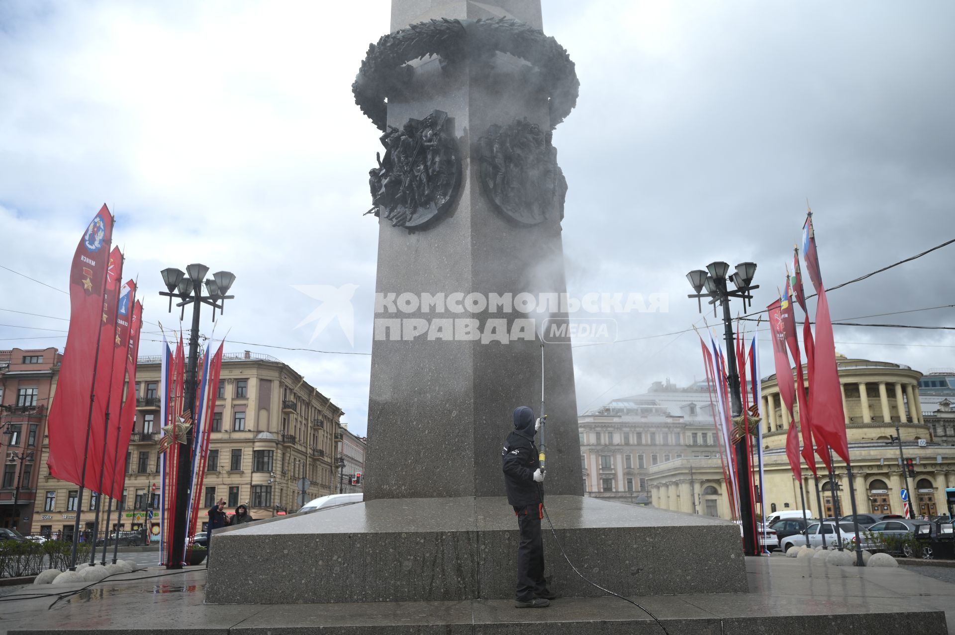 Помывка обелиска Город Герой - Ленинград\" в Петербурге