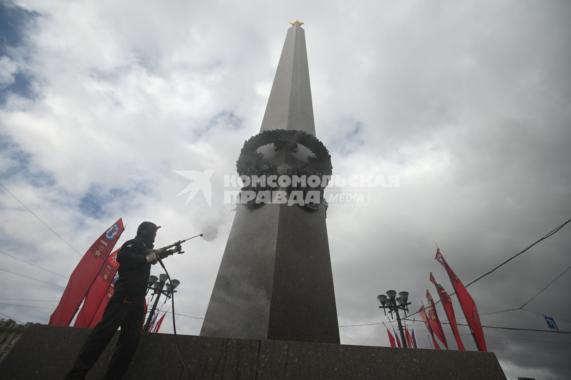 Помывка обелиска Город Герой - Ленинград\" в Петербурге